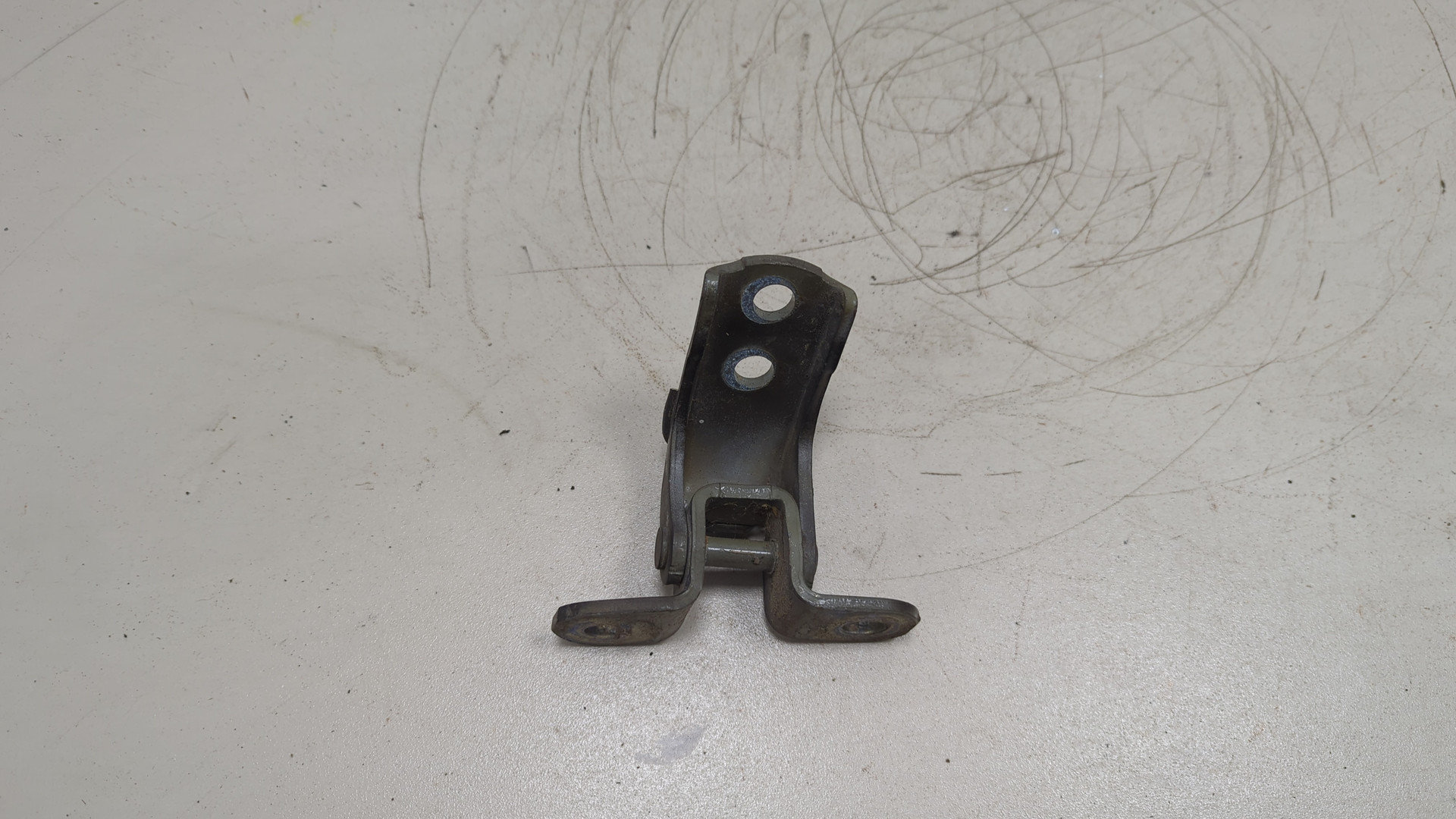 Петля двери