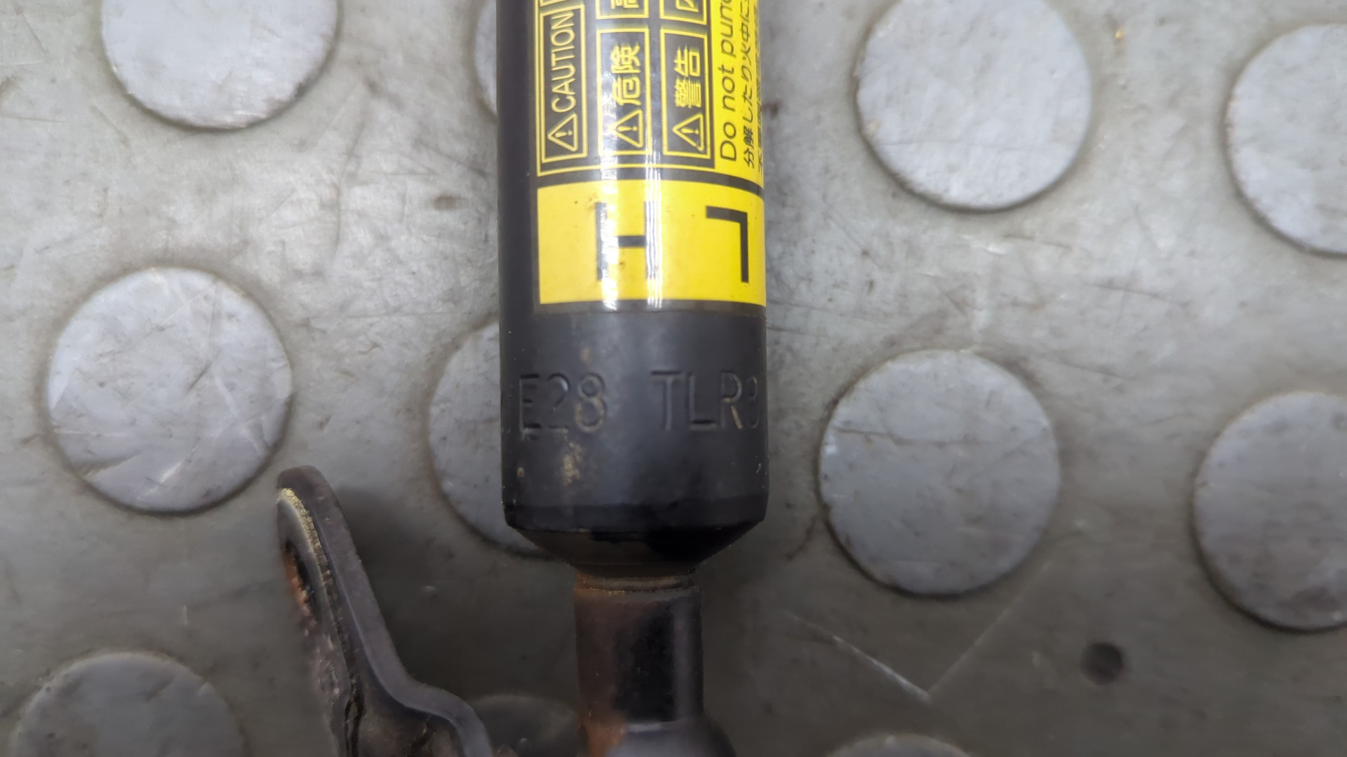 Амортизатор крышки багажника