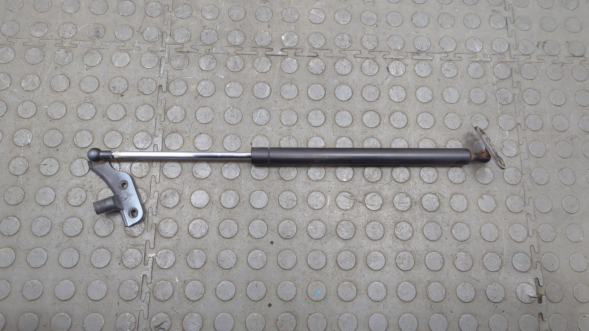 Амортизатор крышки багажника