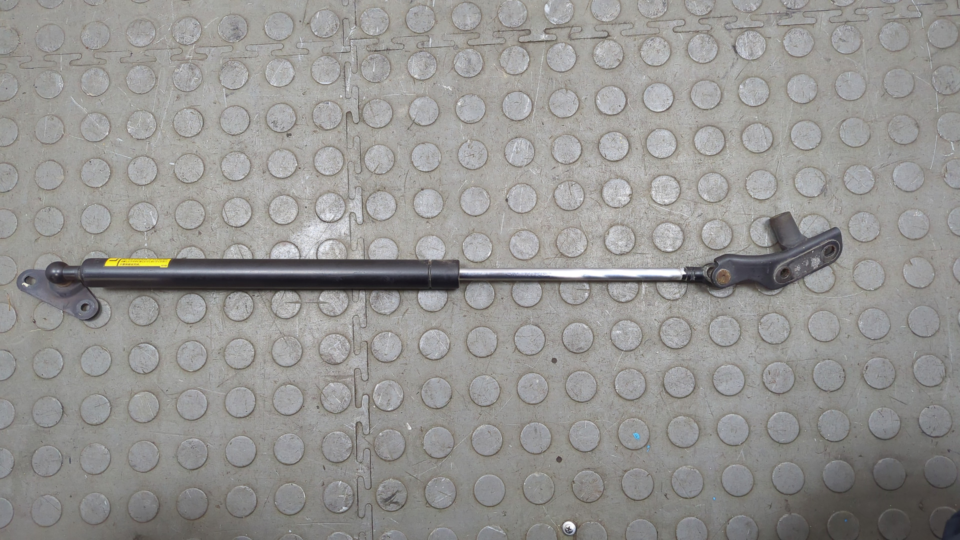 Амортизатор крышки багажника