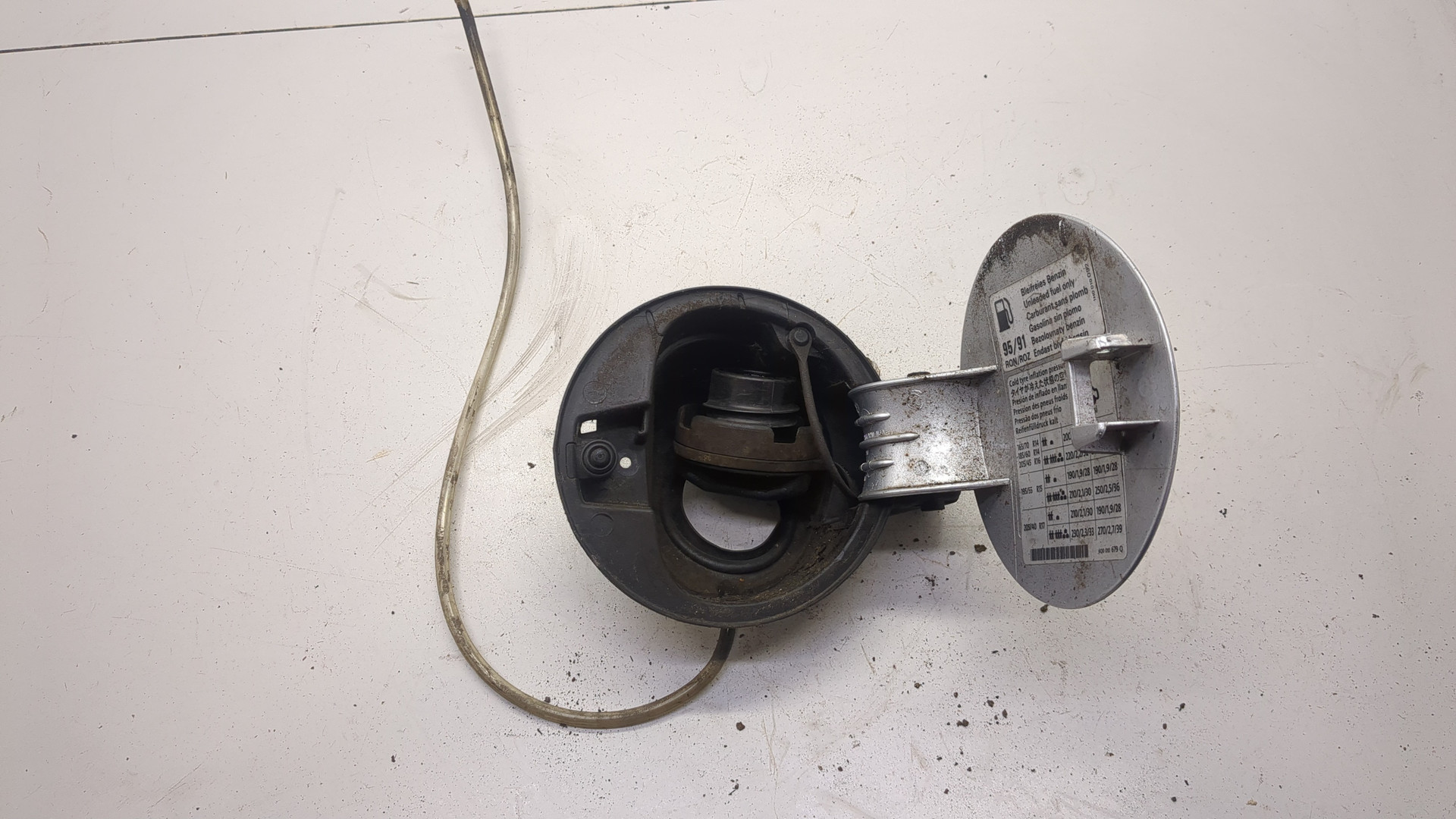 Лючок бензобака