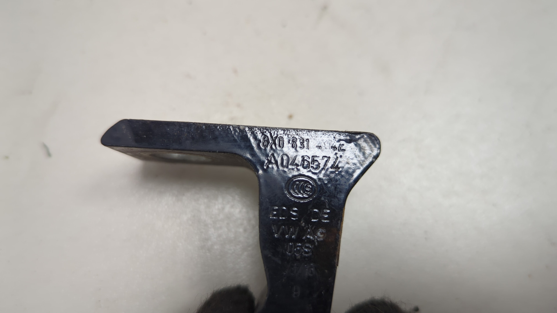 Петля двери