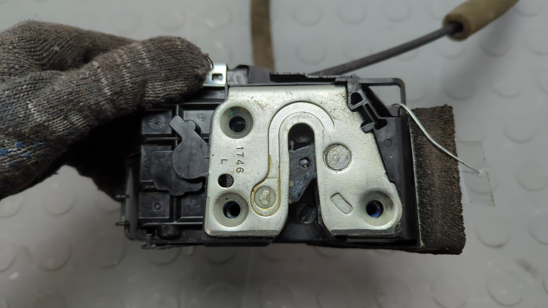 Замок двери передней левой