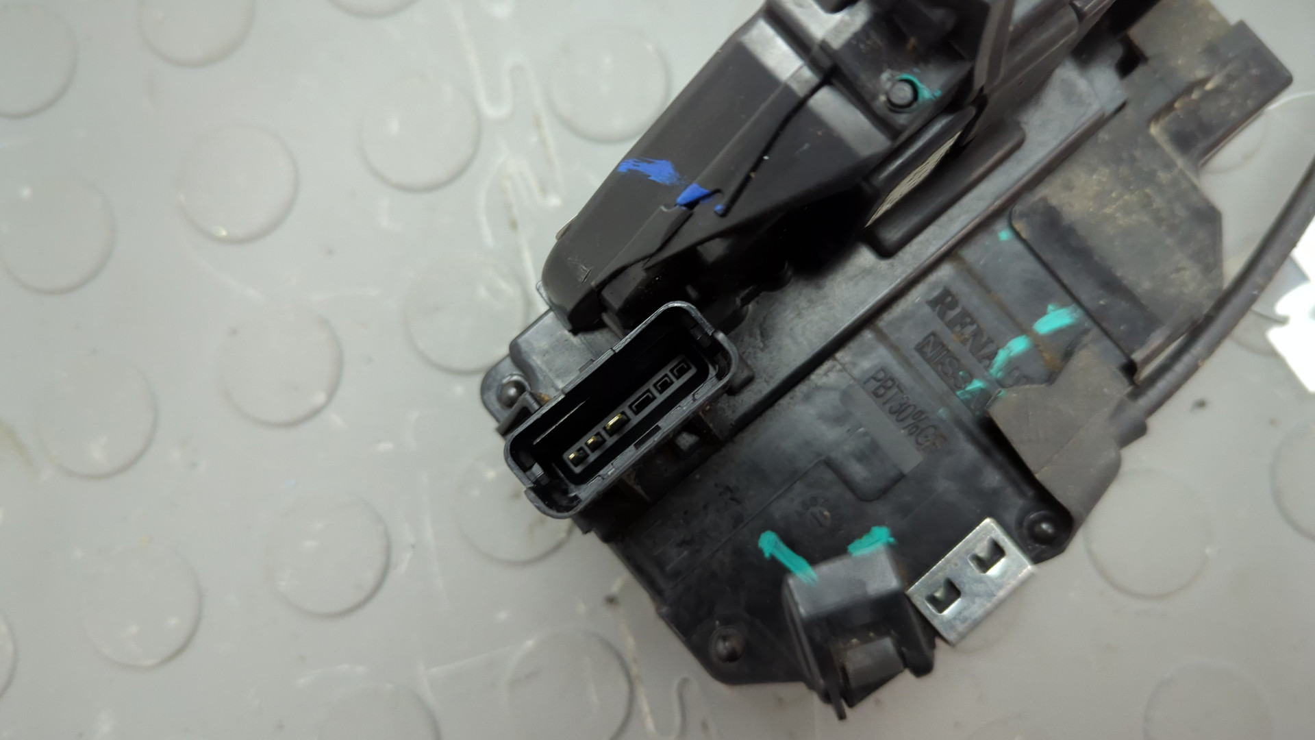 Замок двери передней левой