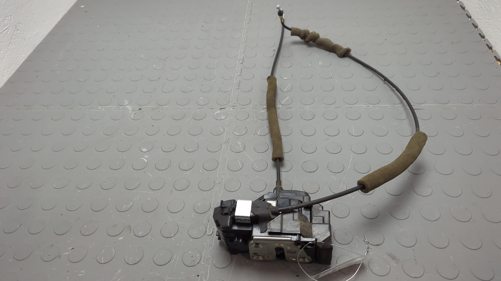 Замок двери передней левой