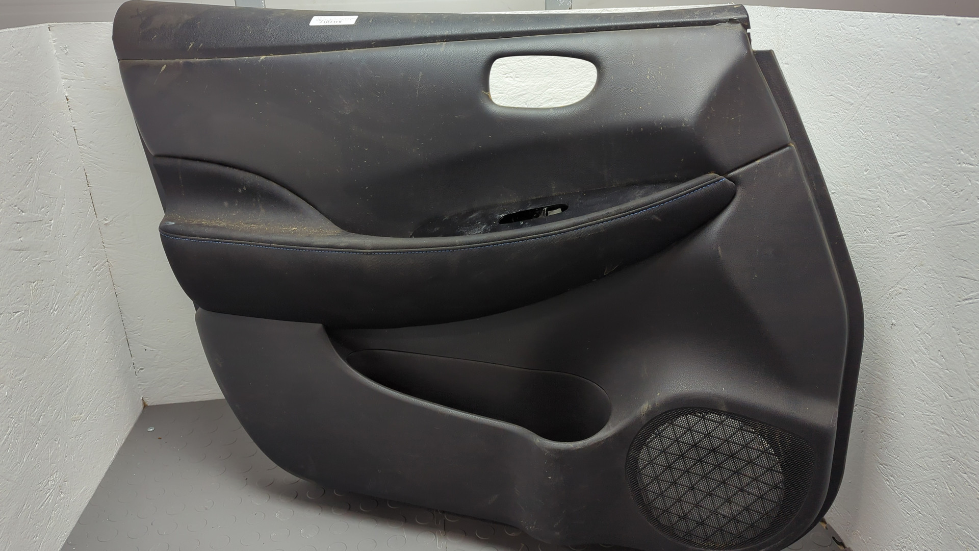 Обшивка двери передней левой