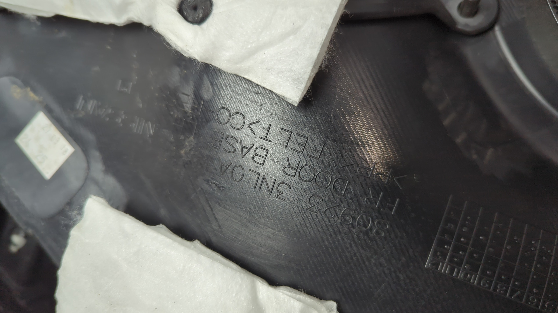 Обшивка двери передней левой