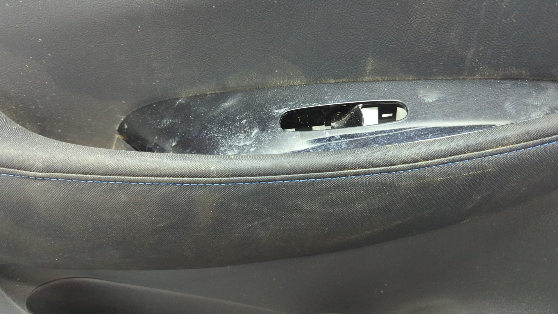 Обшивка двери передней левой