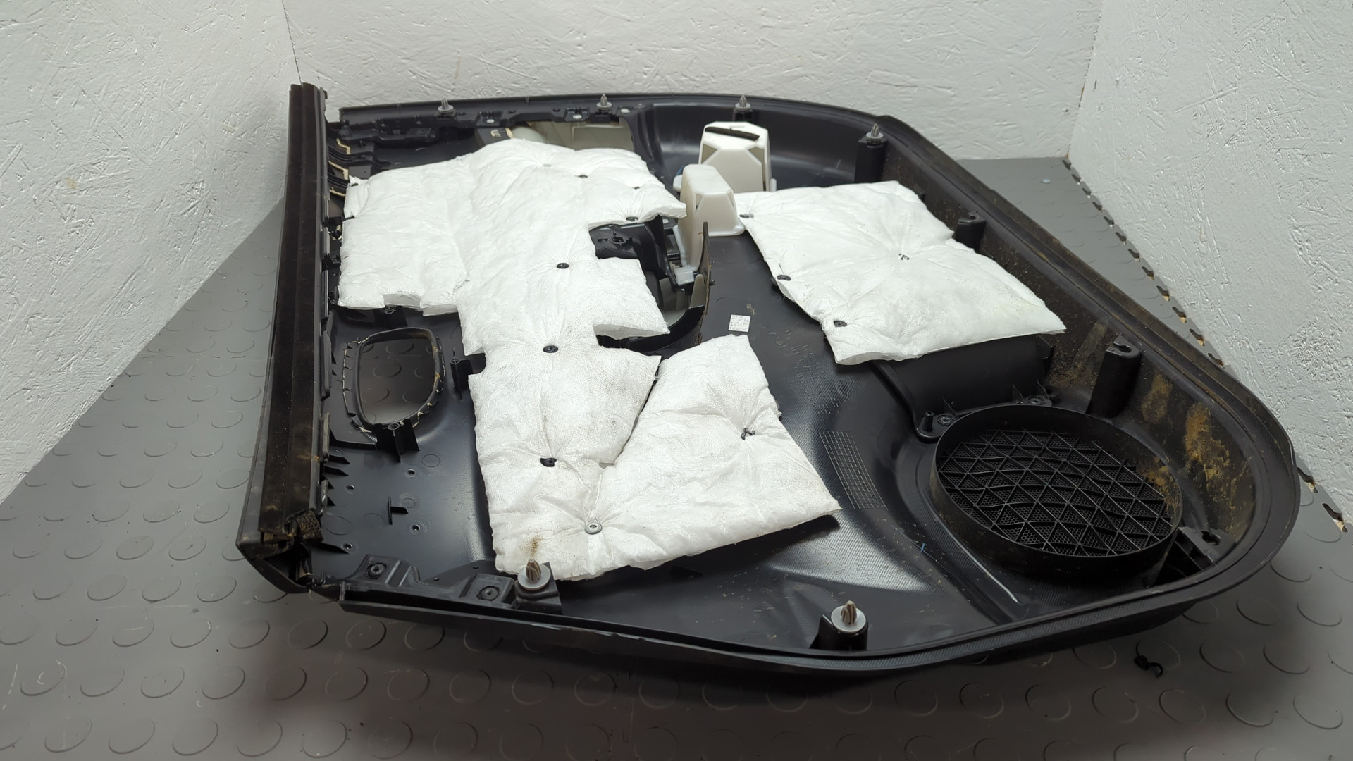 Обшивка двери передней левой