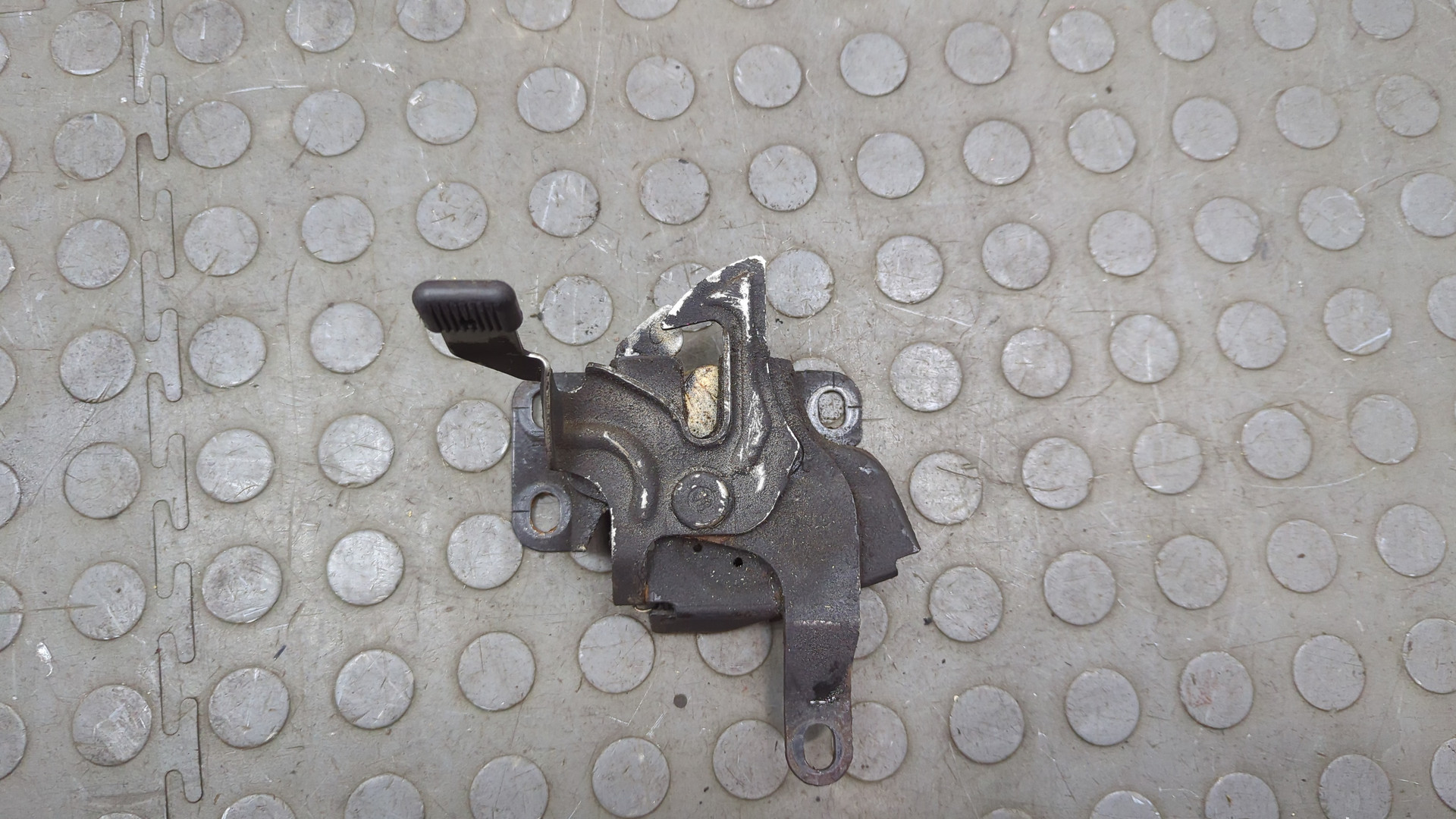 Замок капота