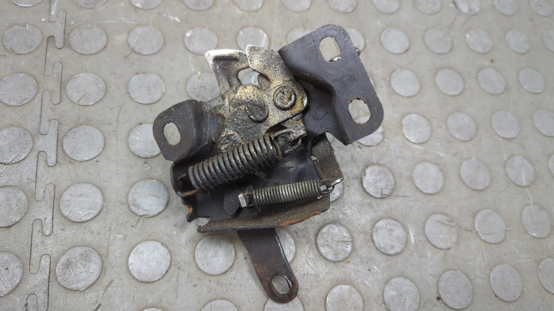 Замок капота