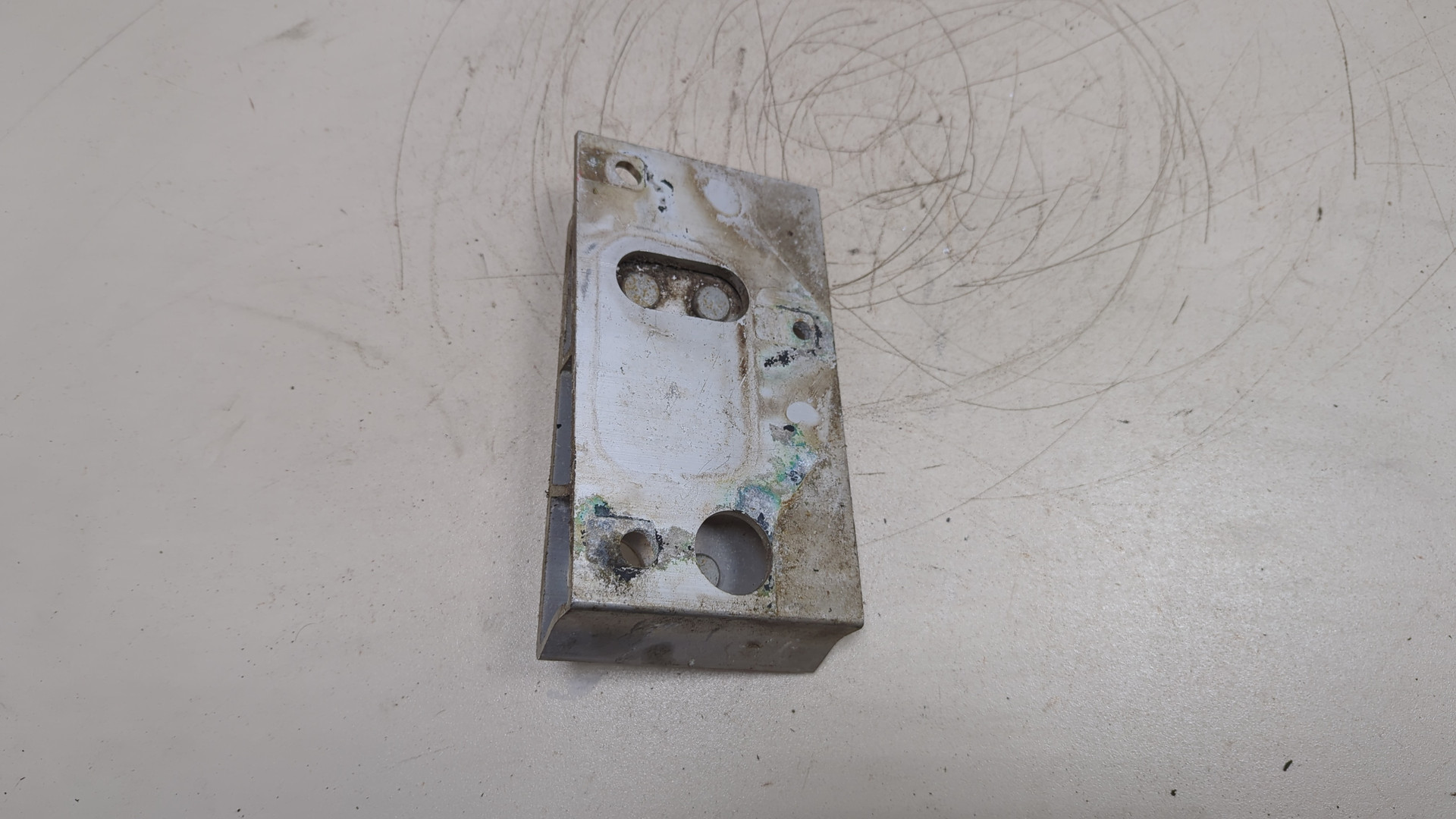 Кронштейн усилителя заднего бампера левый