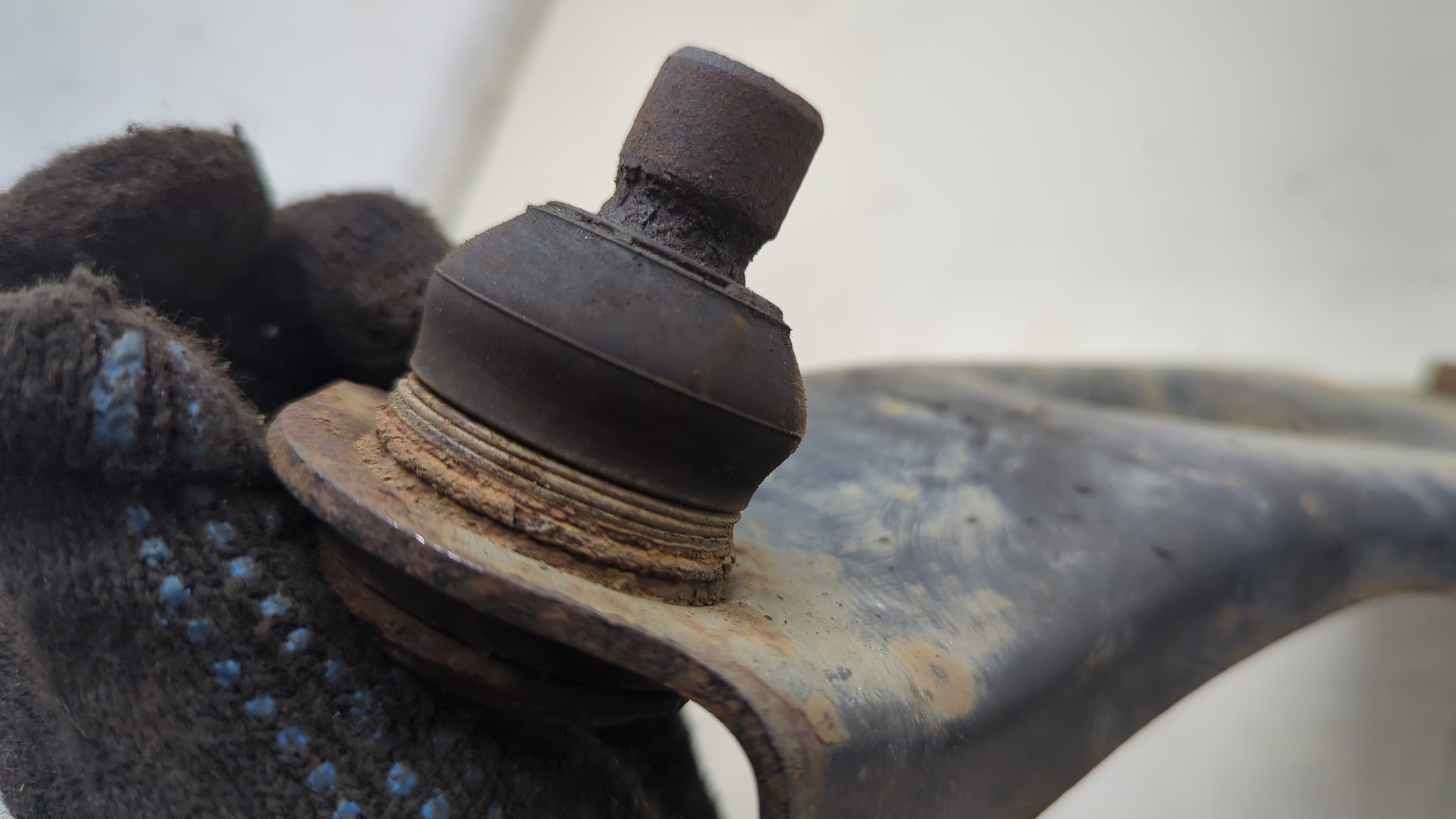 Рычаг передний левый