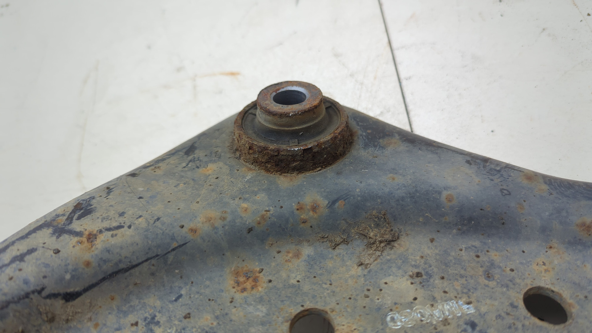 Рычаг передний левый