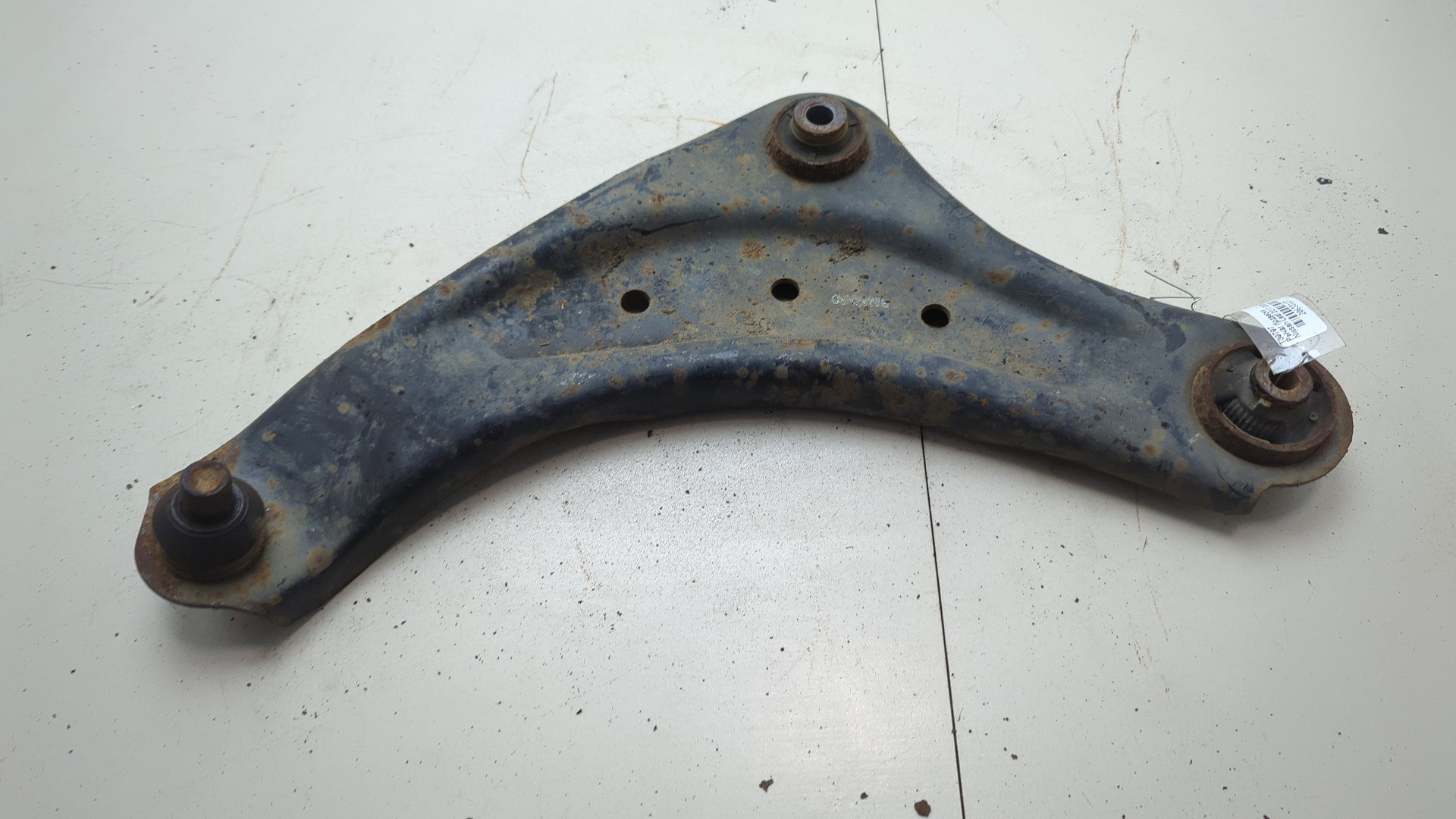 Рычаг передний левый