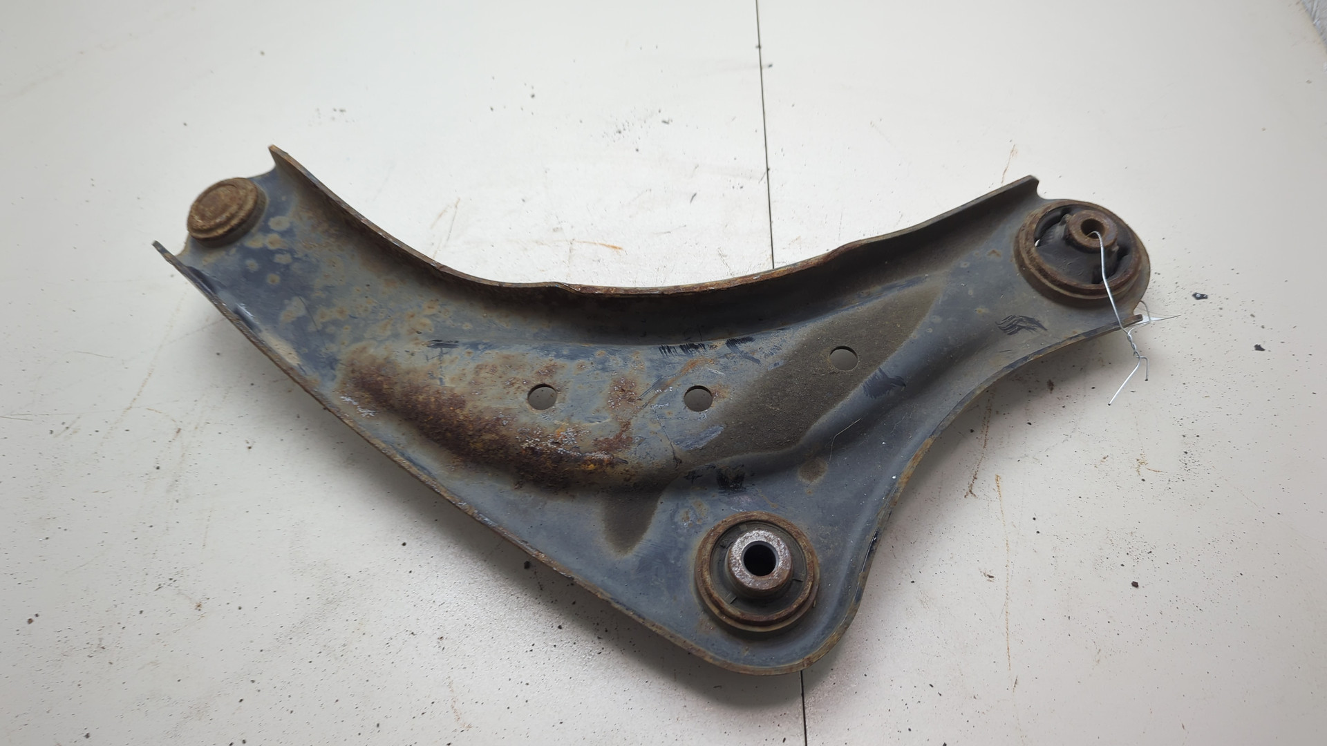 Рычаг передний левый