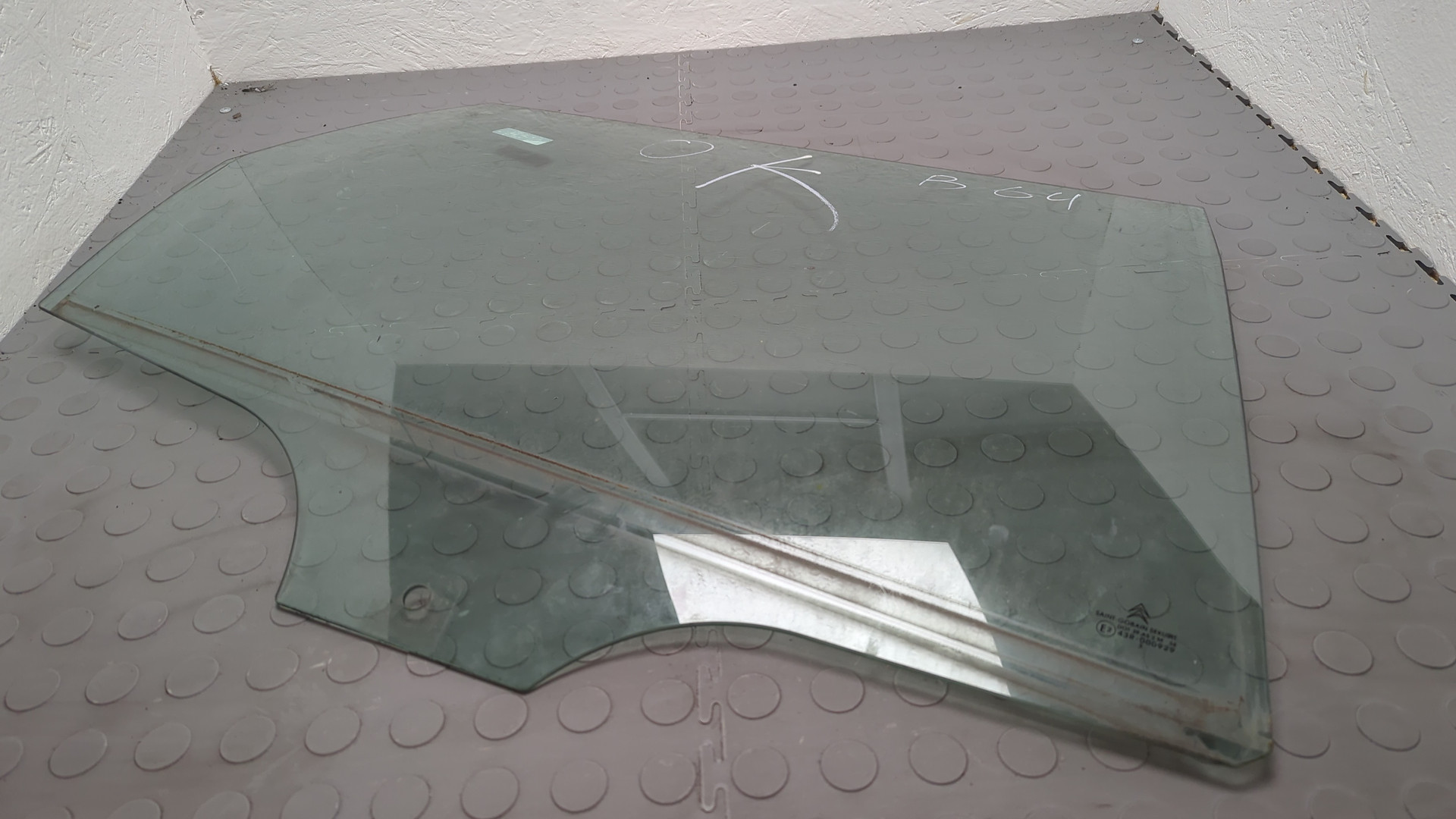 Стекло двери задней правой