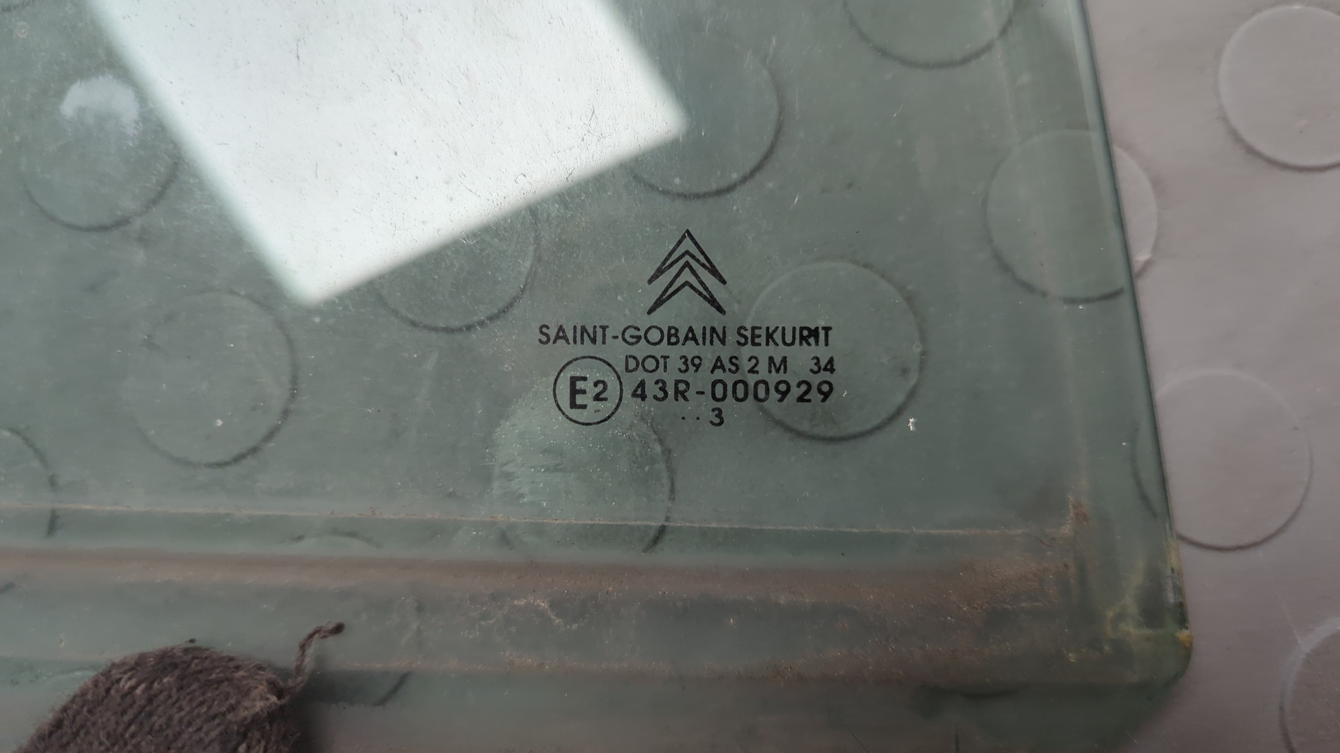 Стекло двери задней правой