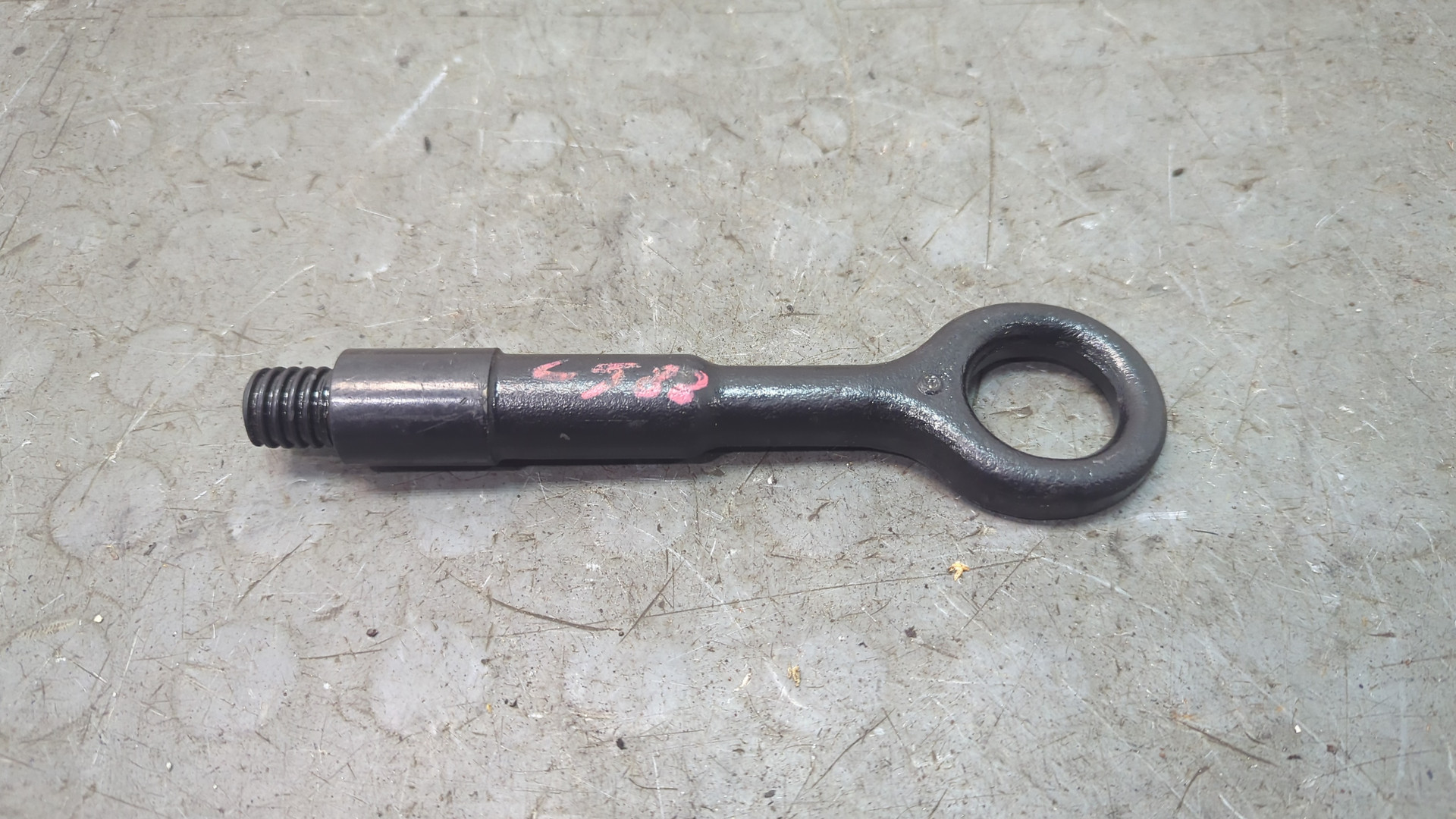 Крюк буксировочный