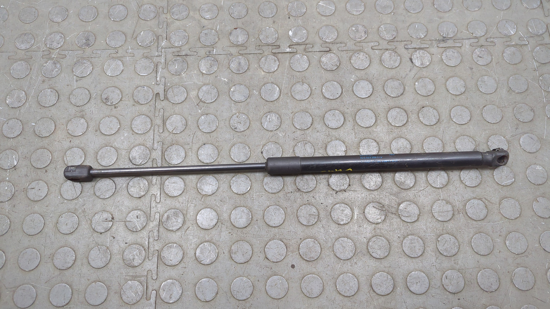 Амортизатор капота