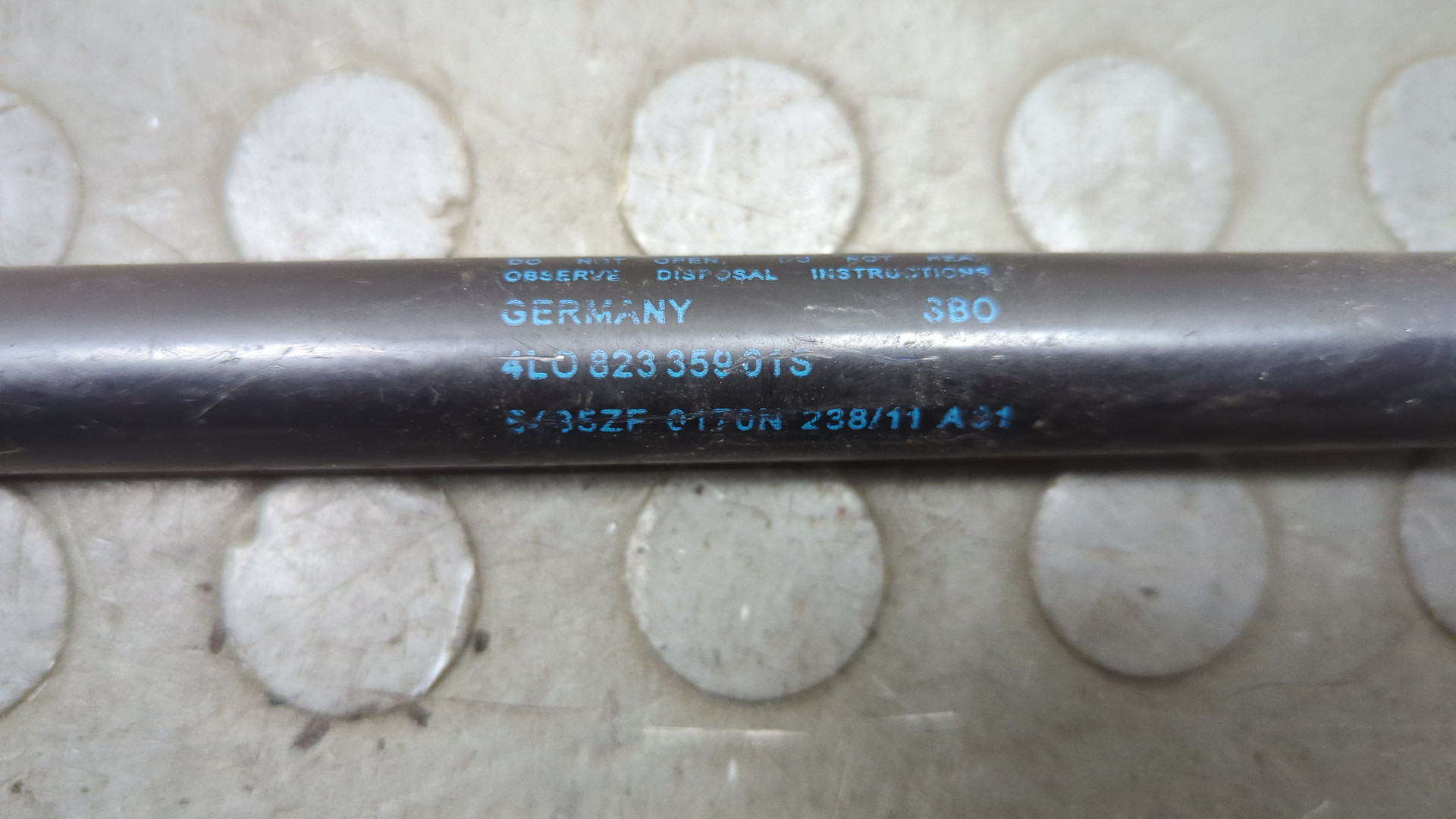 Амортизатор капота