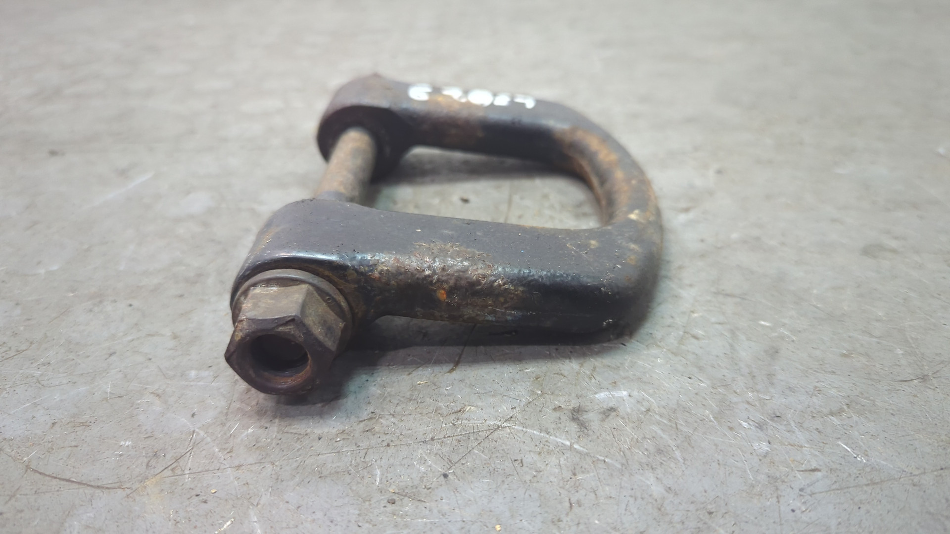 Крюк буксировочный