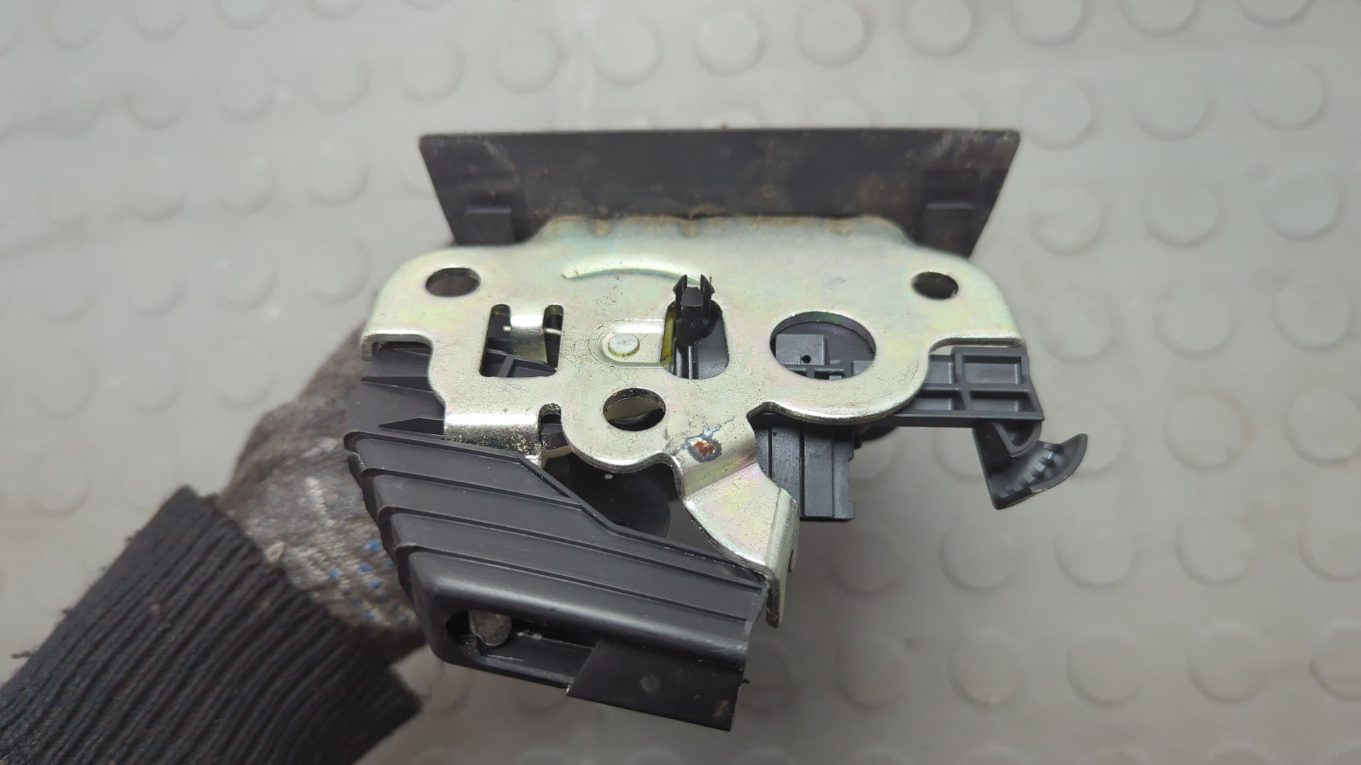 Замок багажника