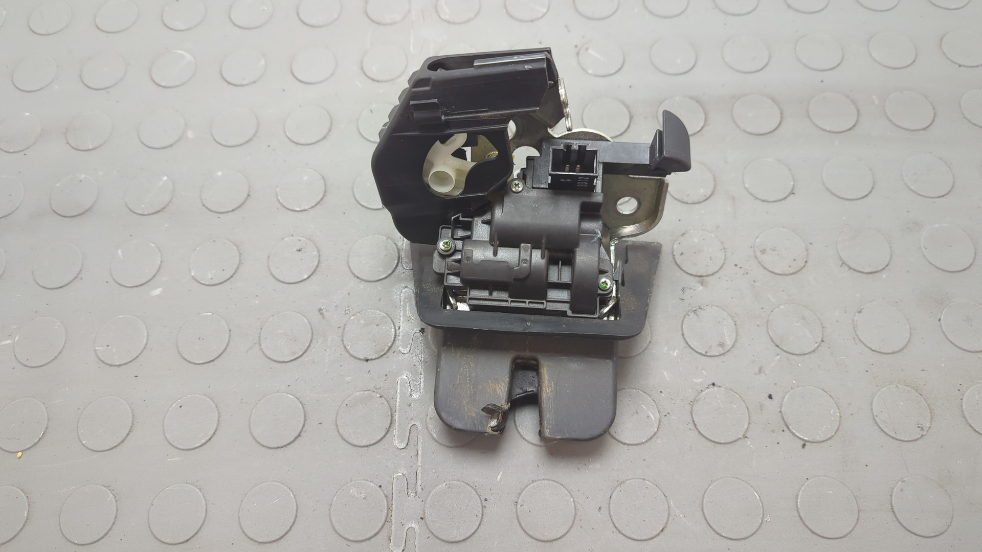 Замок багажника