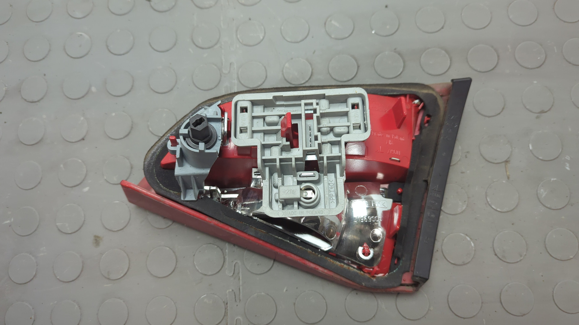 Фонарь задний внутренний левый