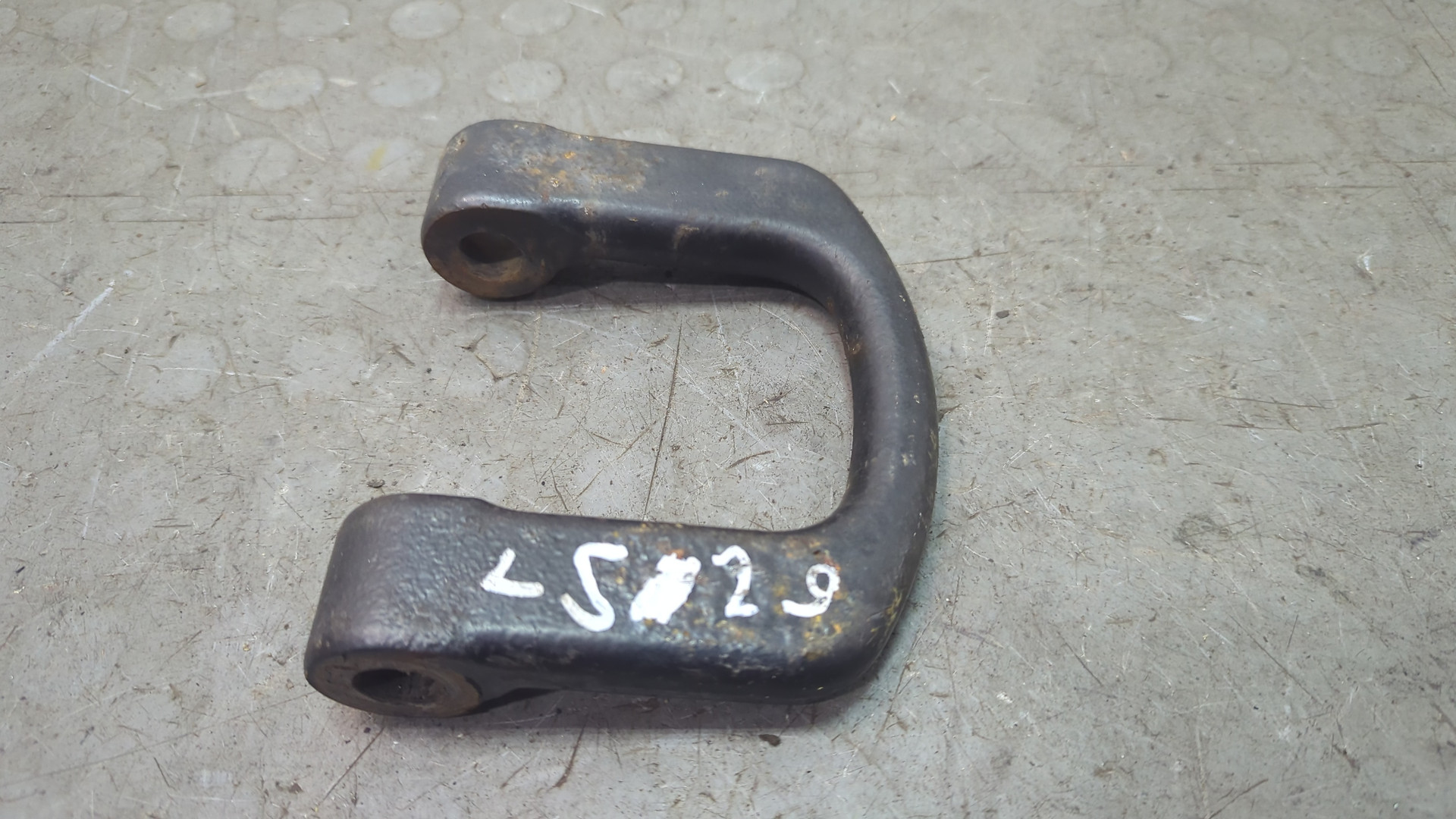 Крюк буксировочный