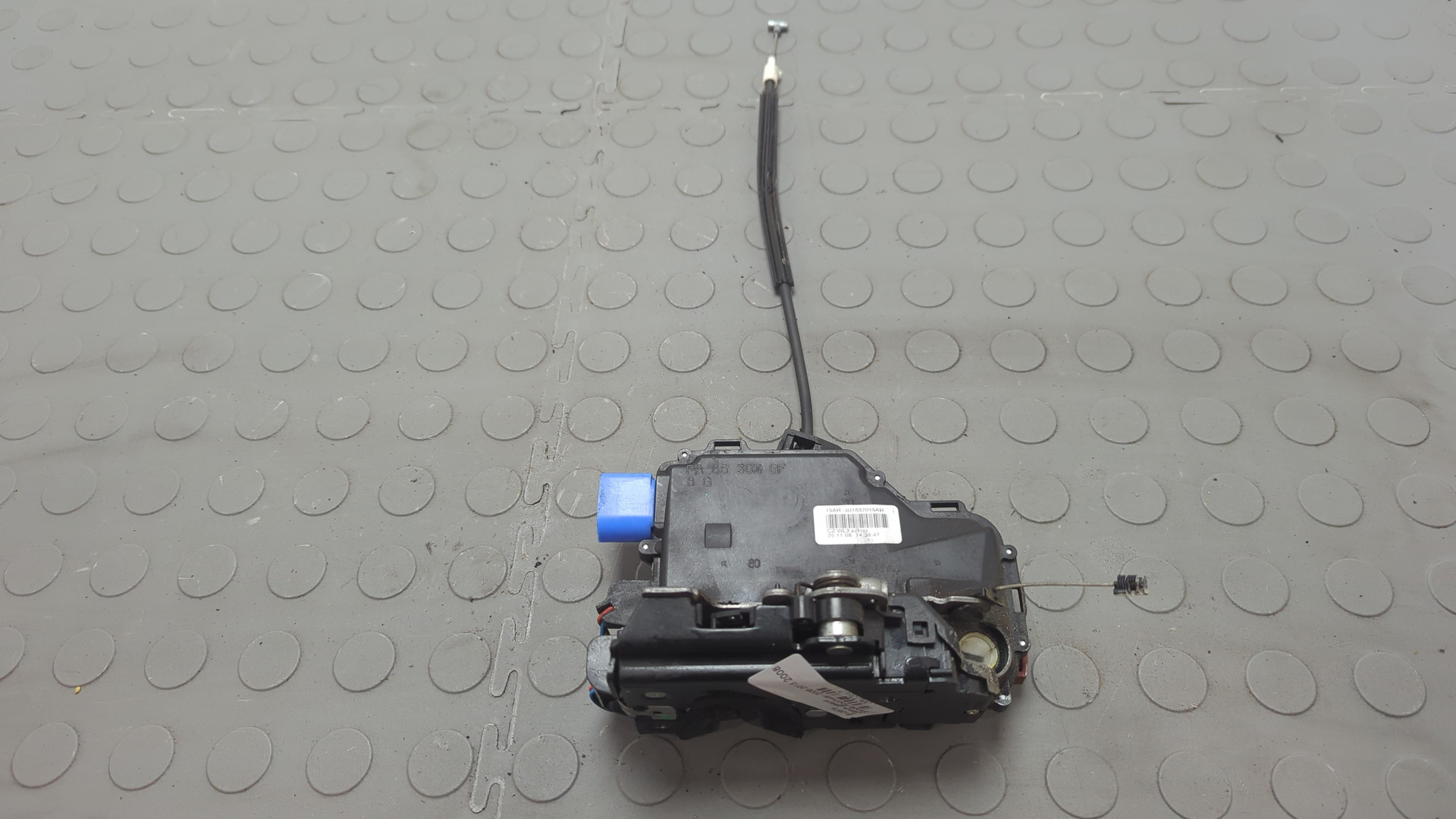 Замок двери передней левой