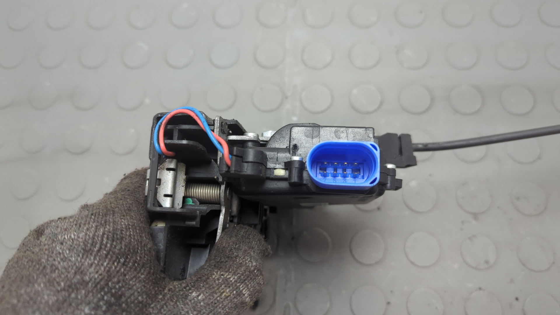 Замок двери передней левой