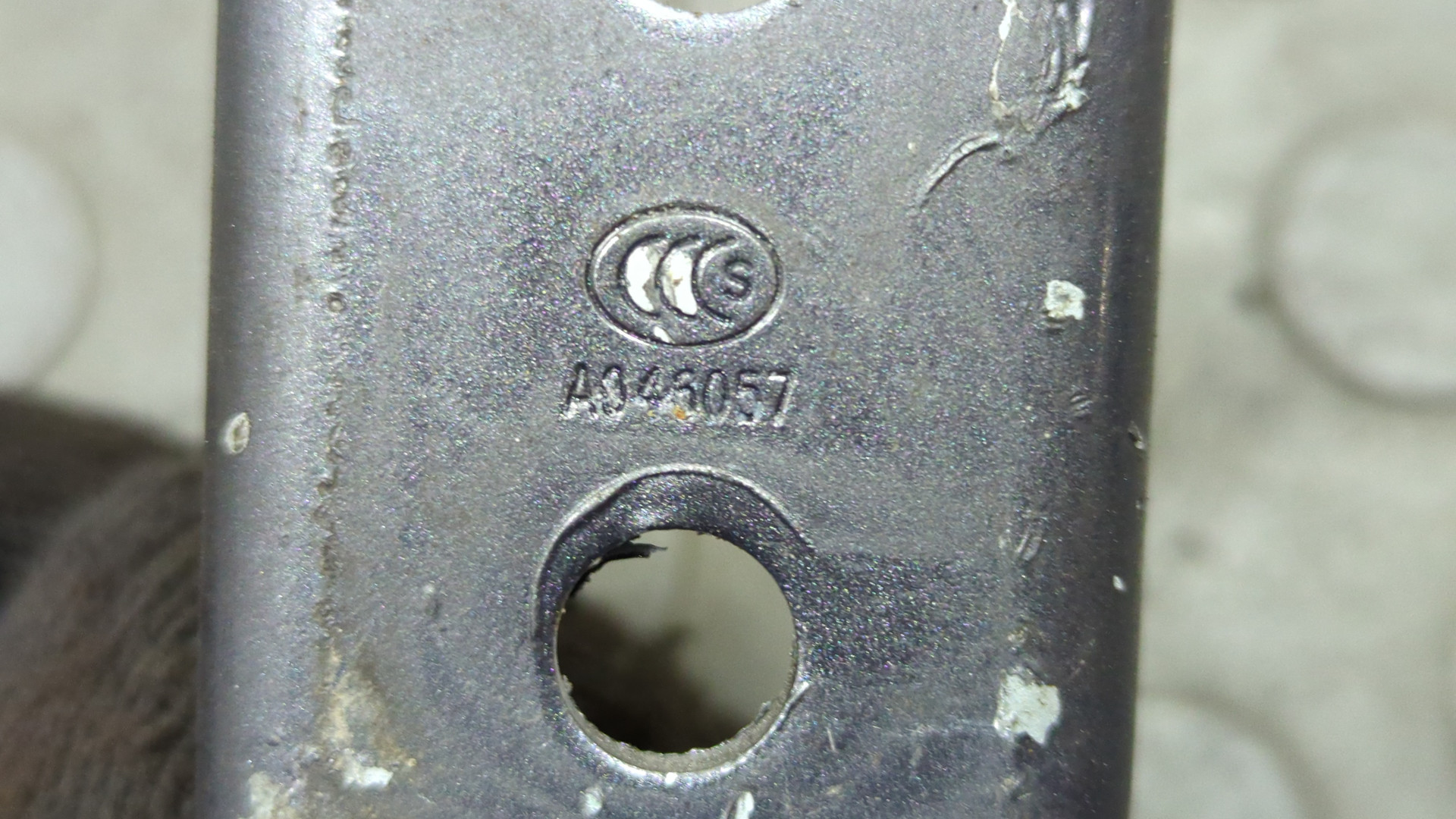 Петля двери