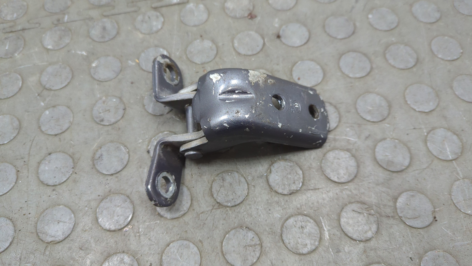 Петля двери