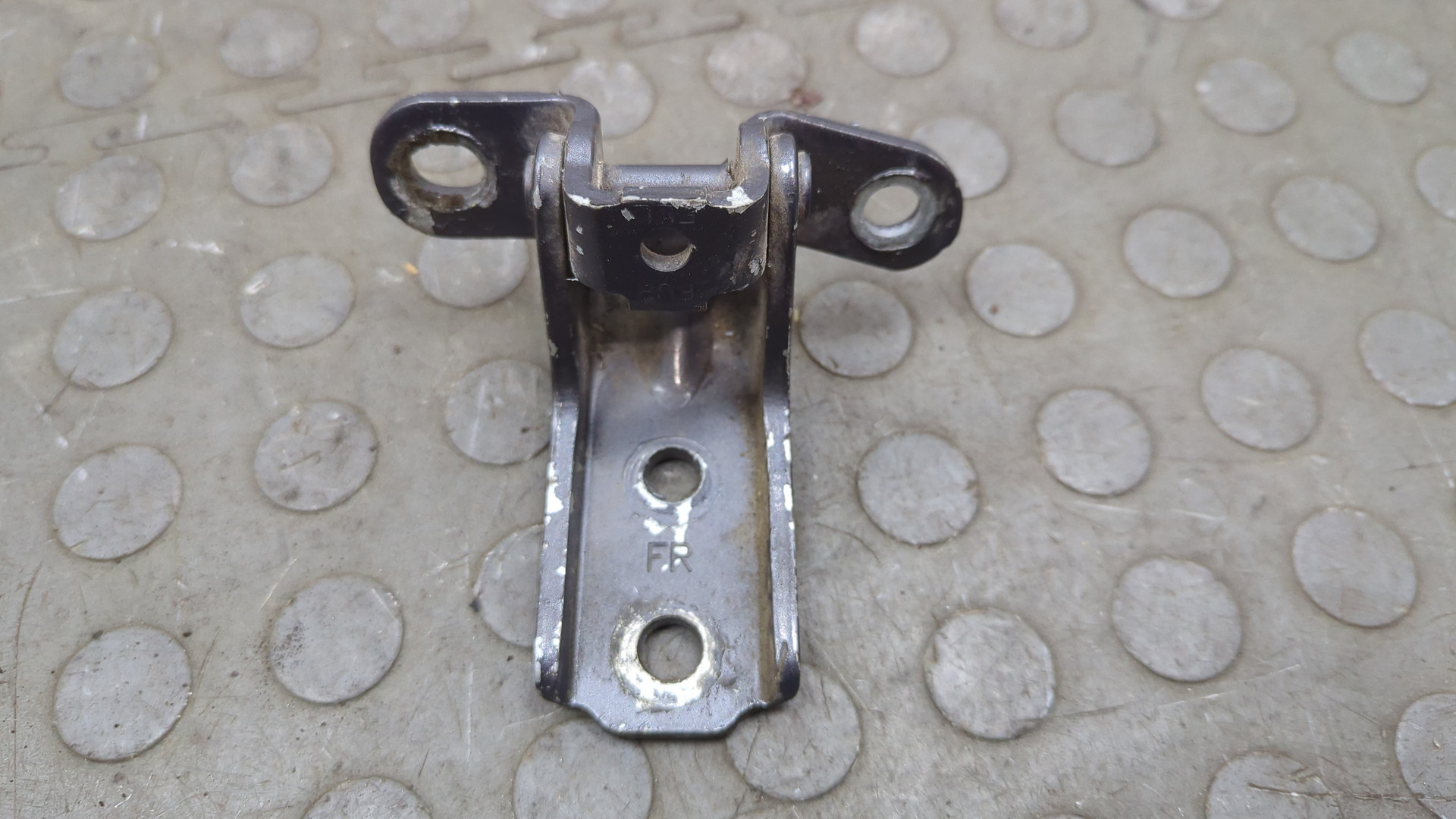 Петля двери