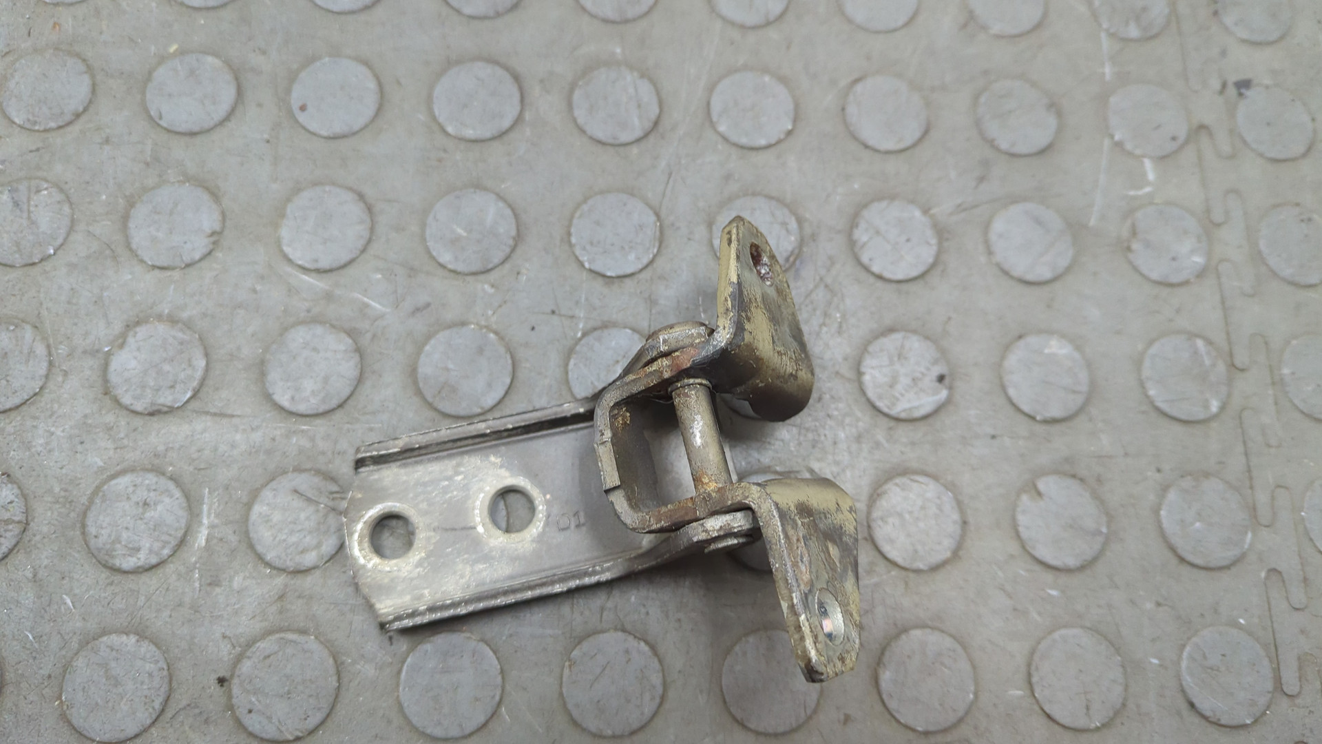 Петля двери