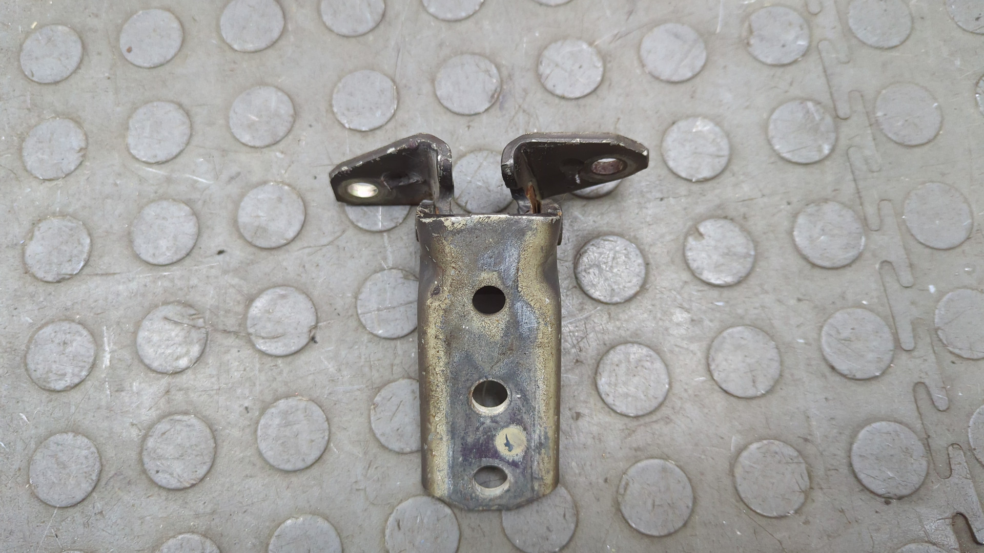 Петля двери