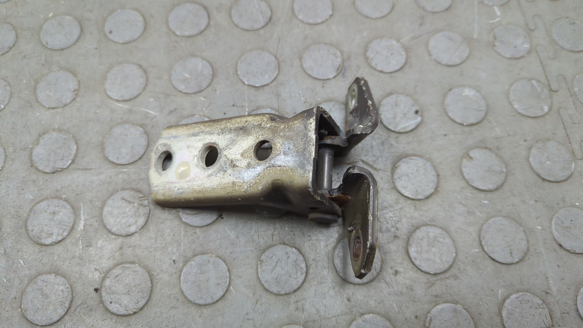 Петля двери