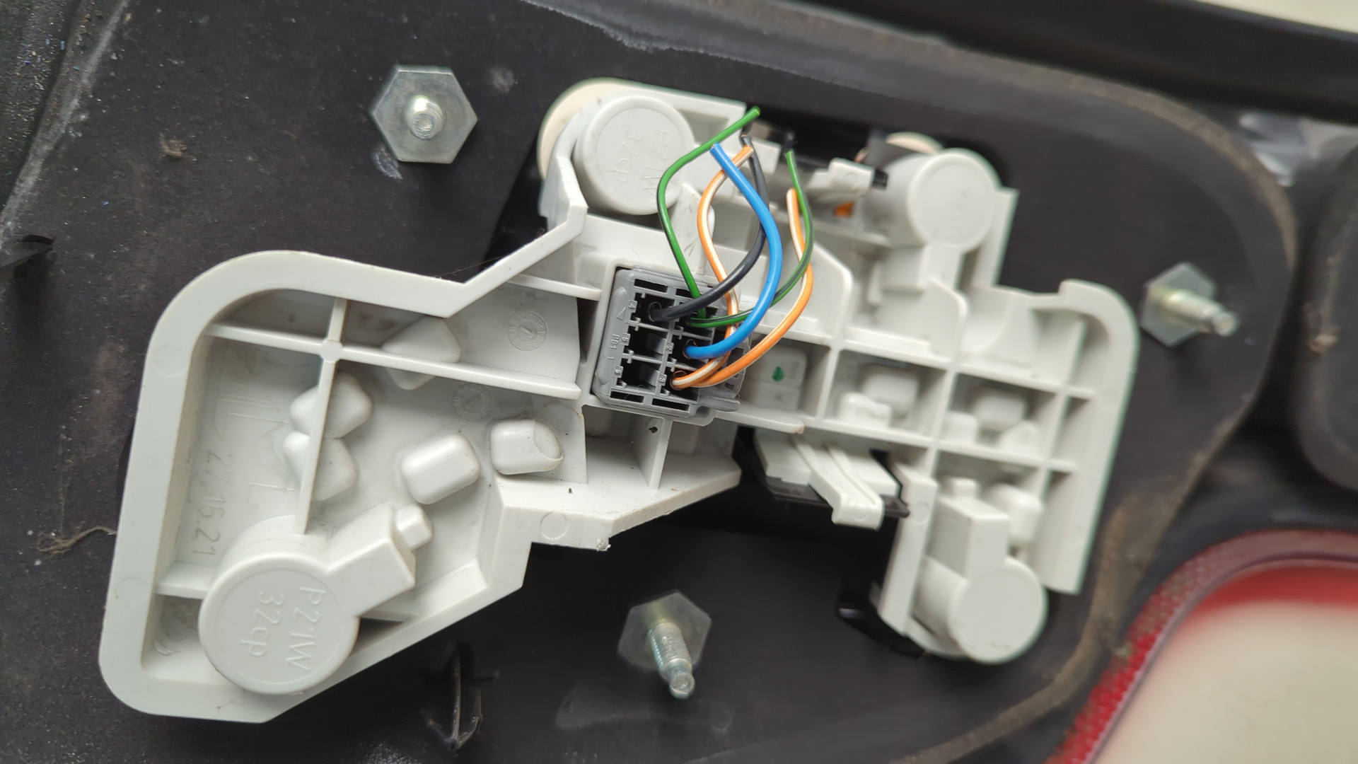 Фонарь задний левый