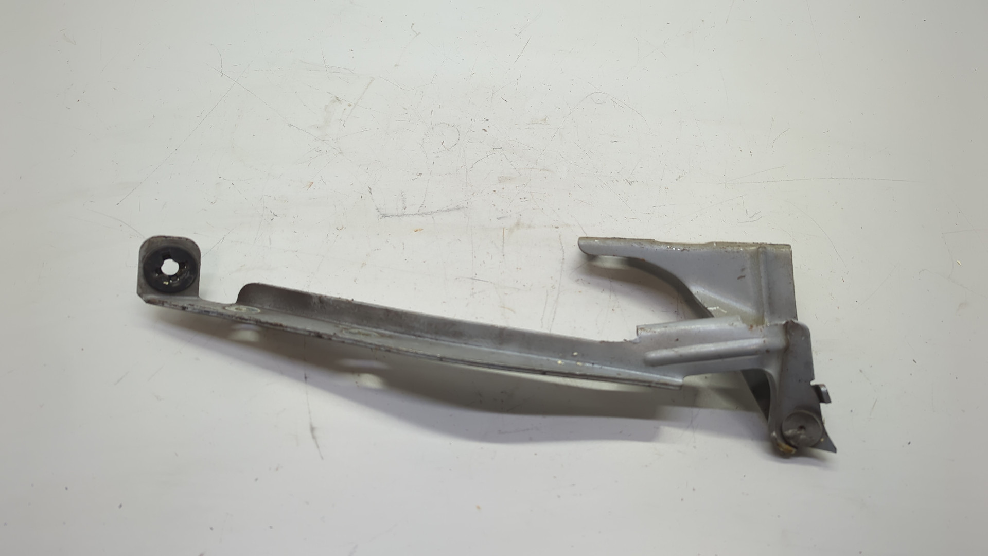 Петля капота левая