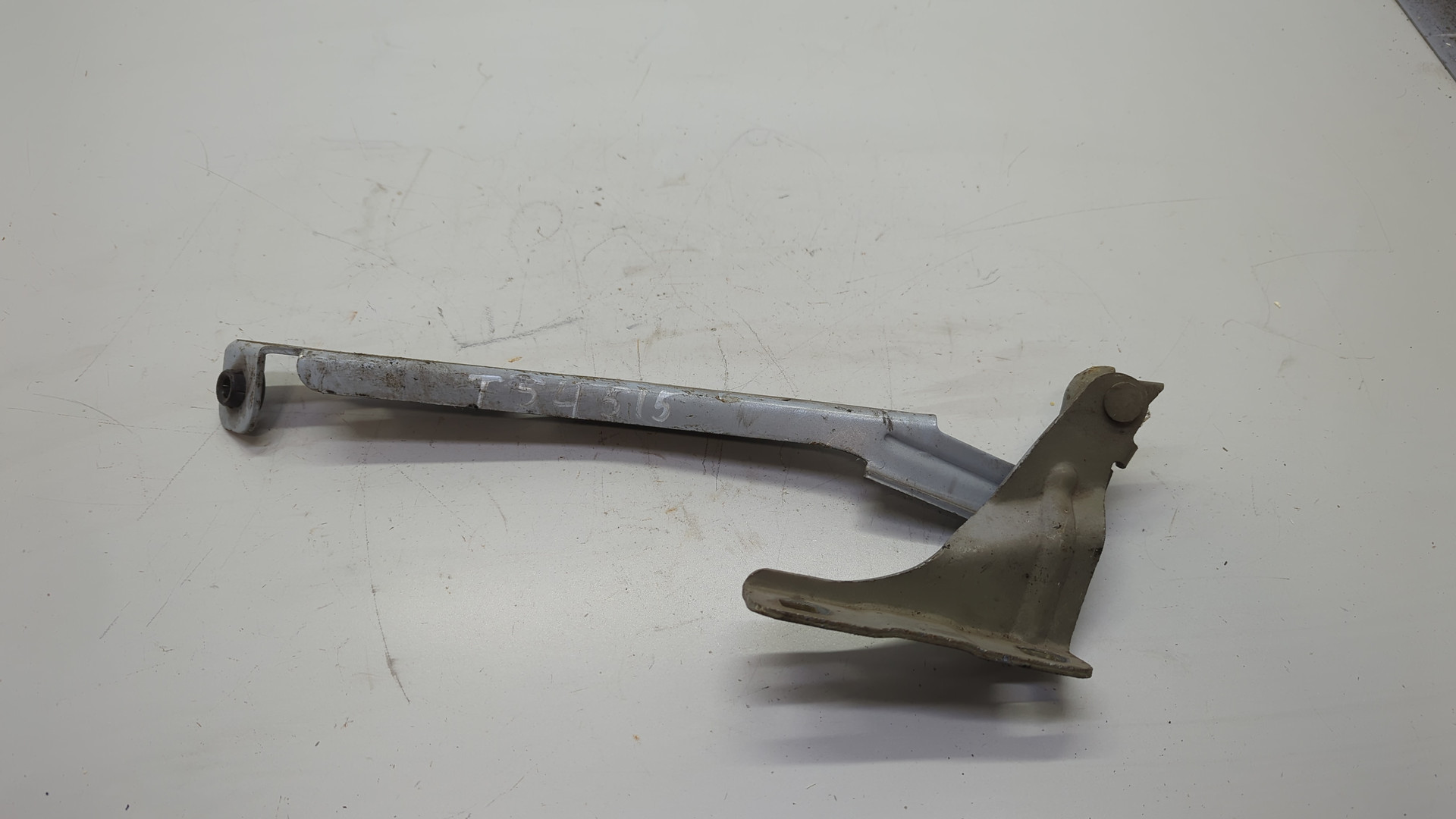 Петля капота левая