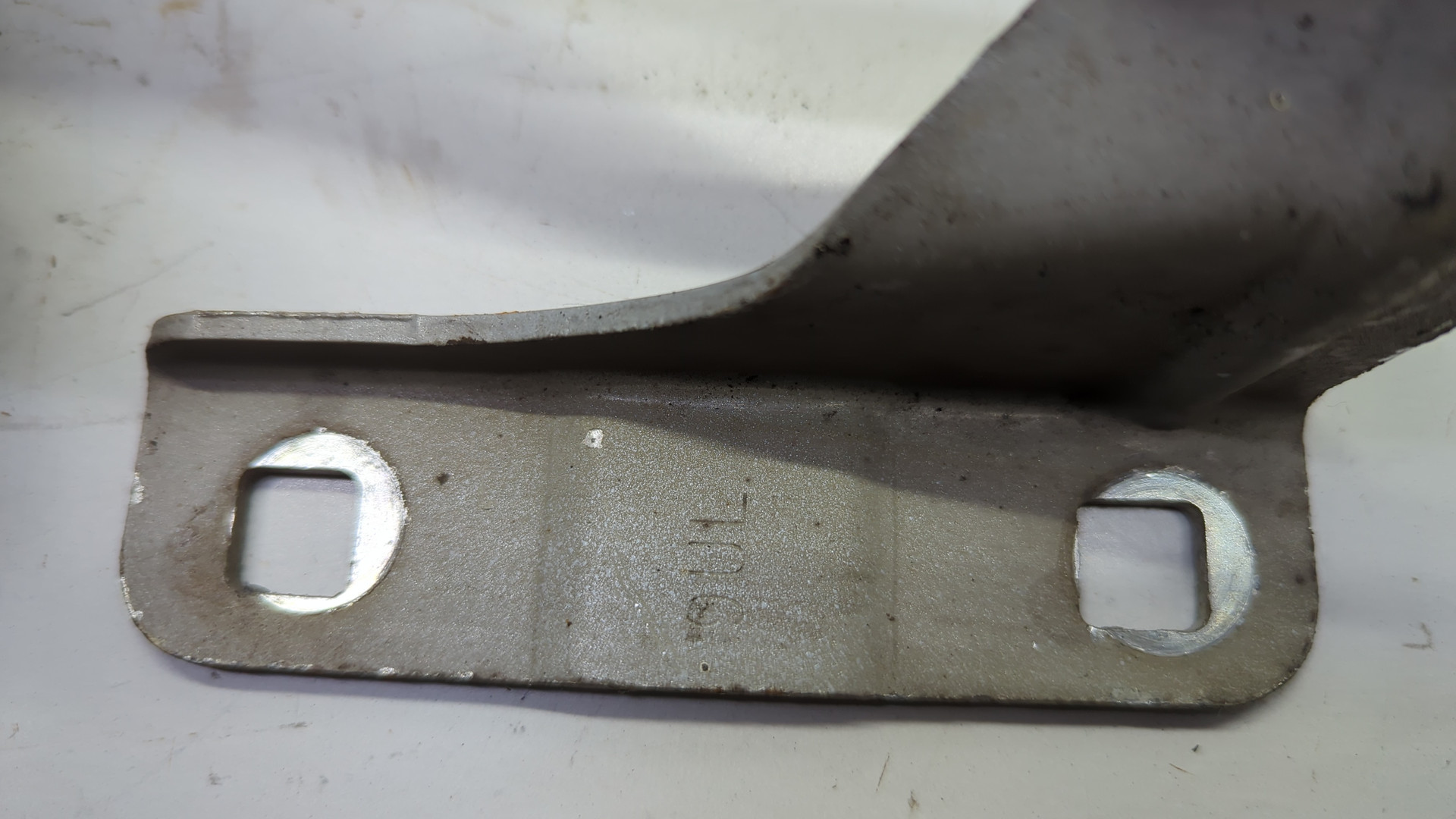 Петля капота левая