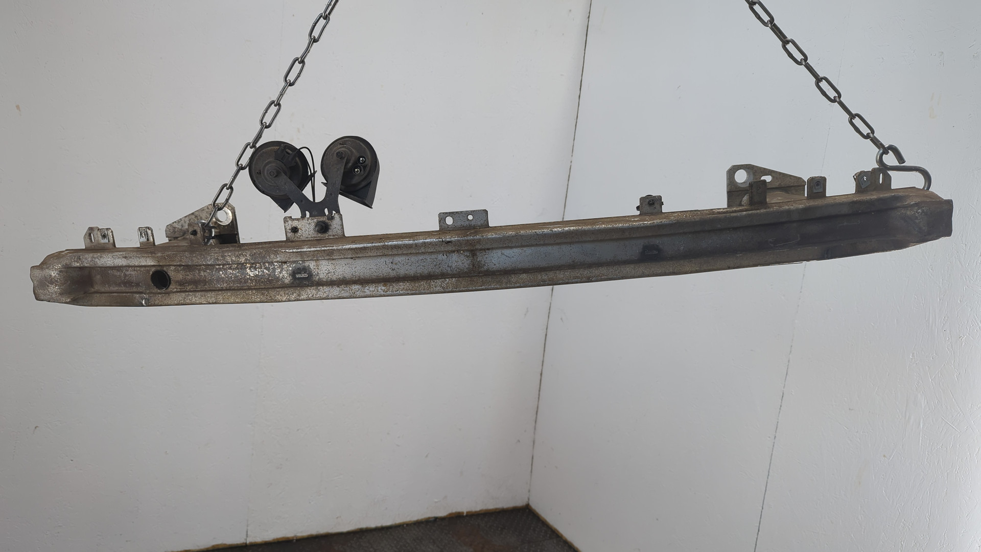 Усилитель переднего бампера