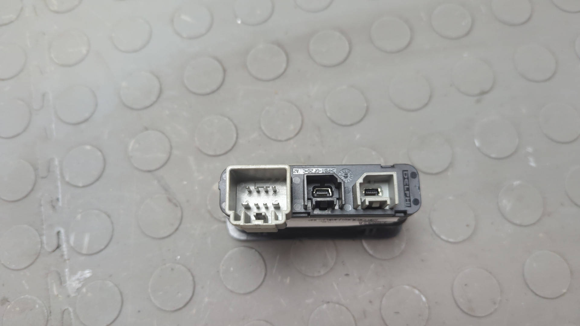 Гнездо AUX / USB IN