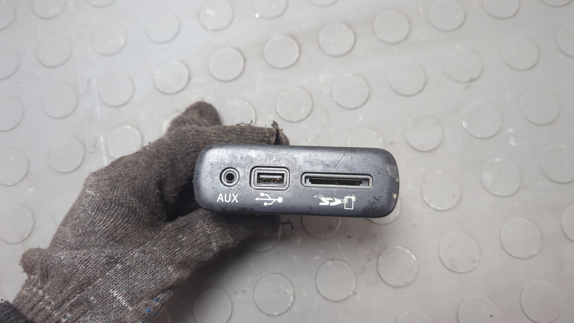 Гнездо AUX / USB IN