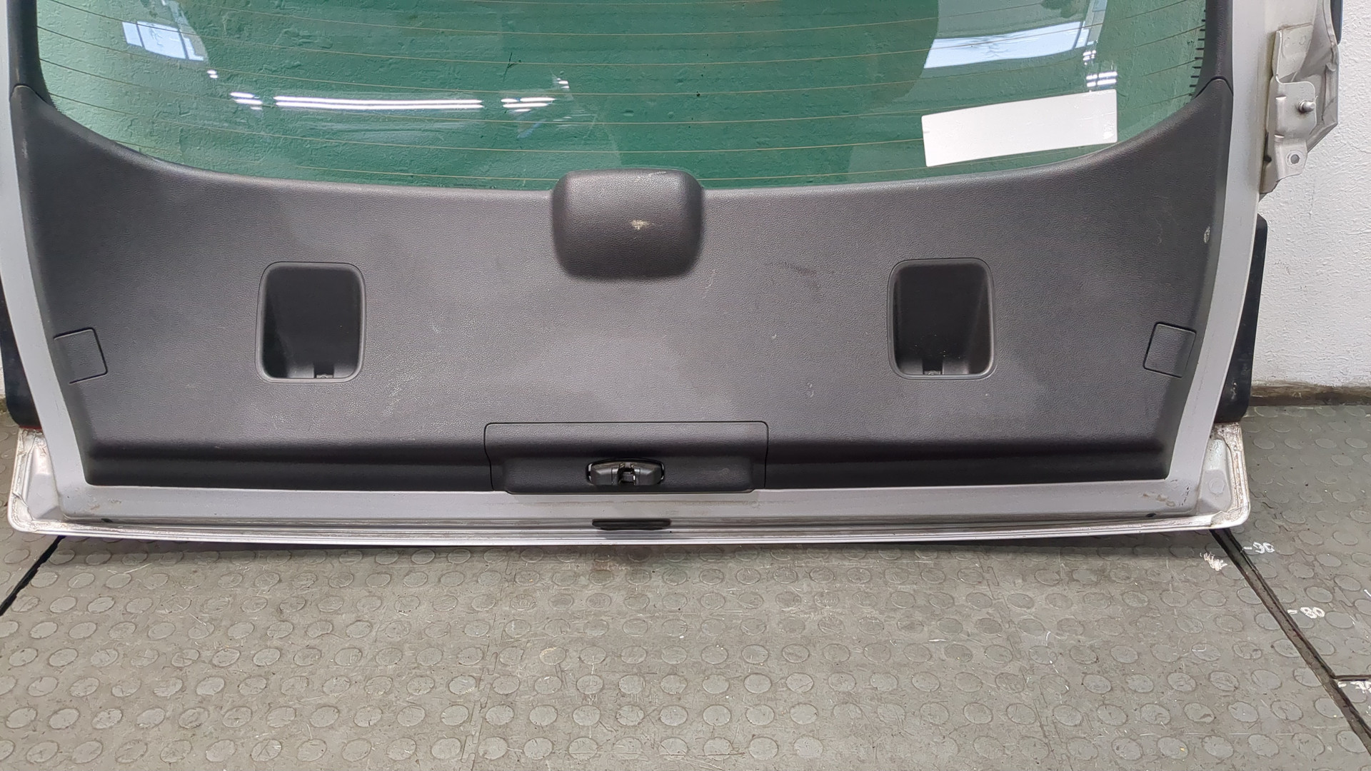 Дверь багажника