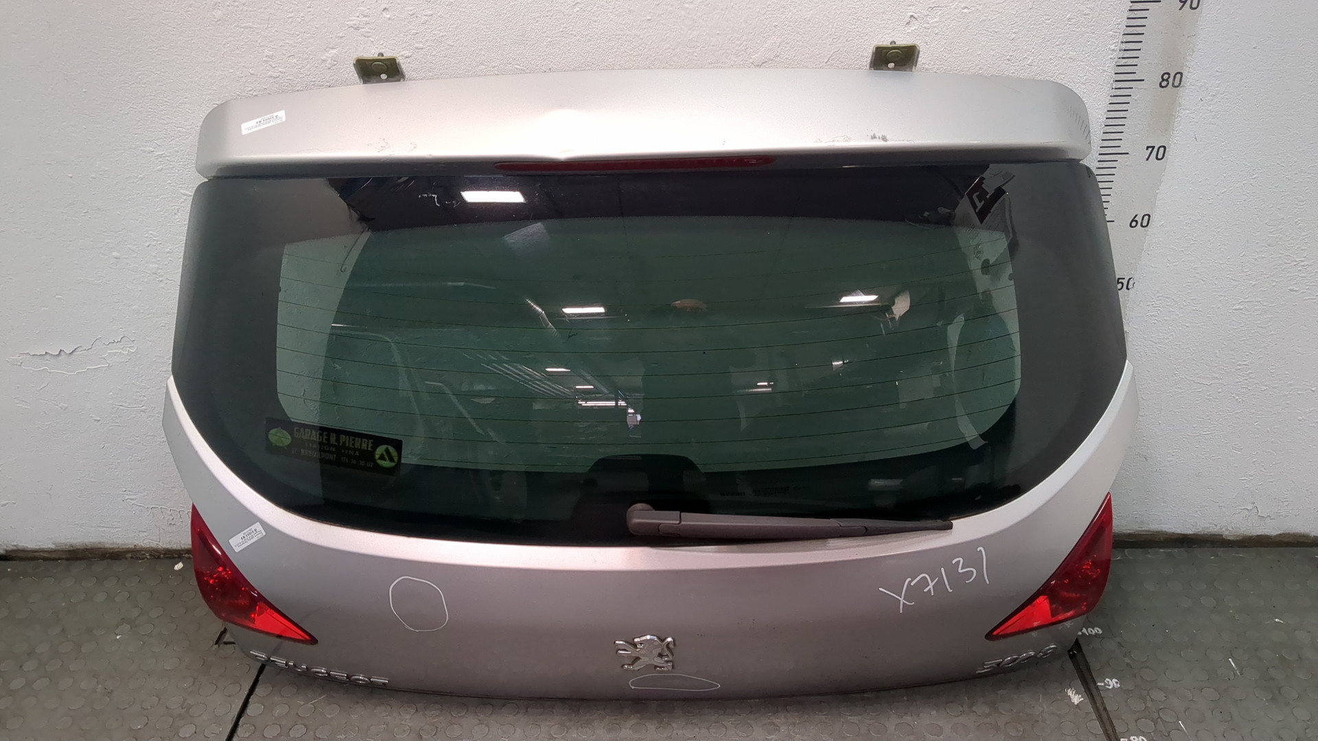 Дверь багажника