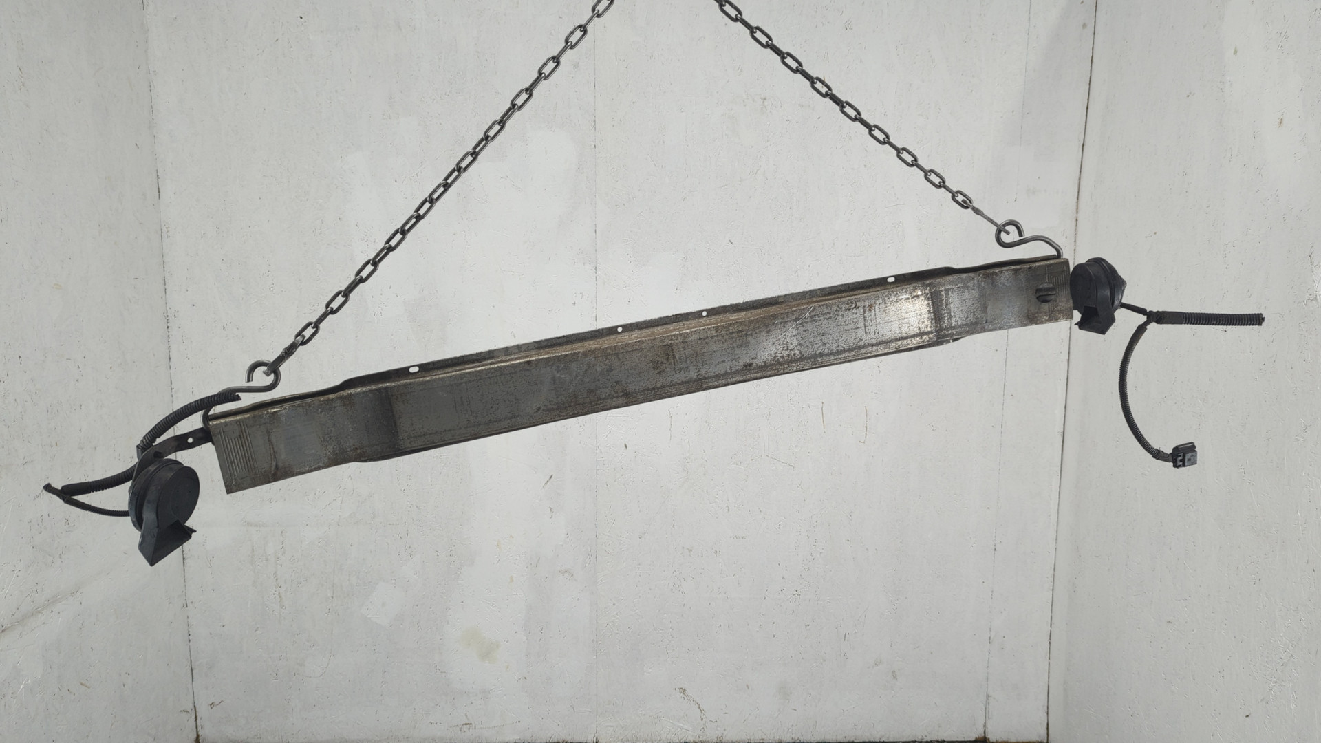 Усилитель переднего бампера