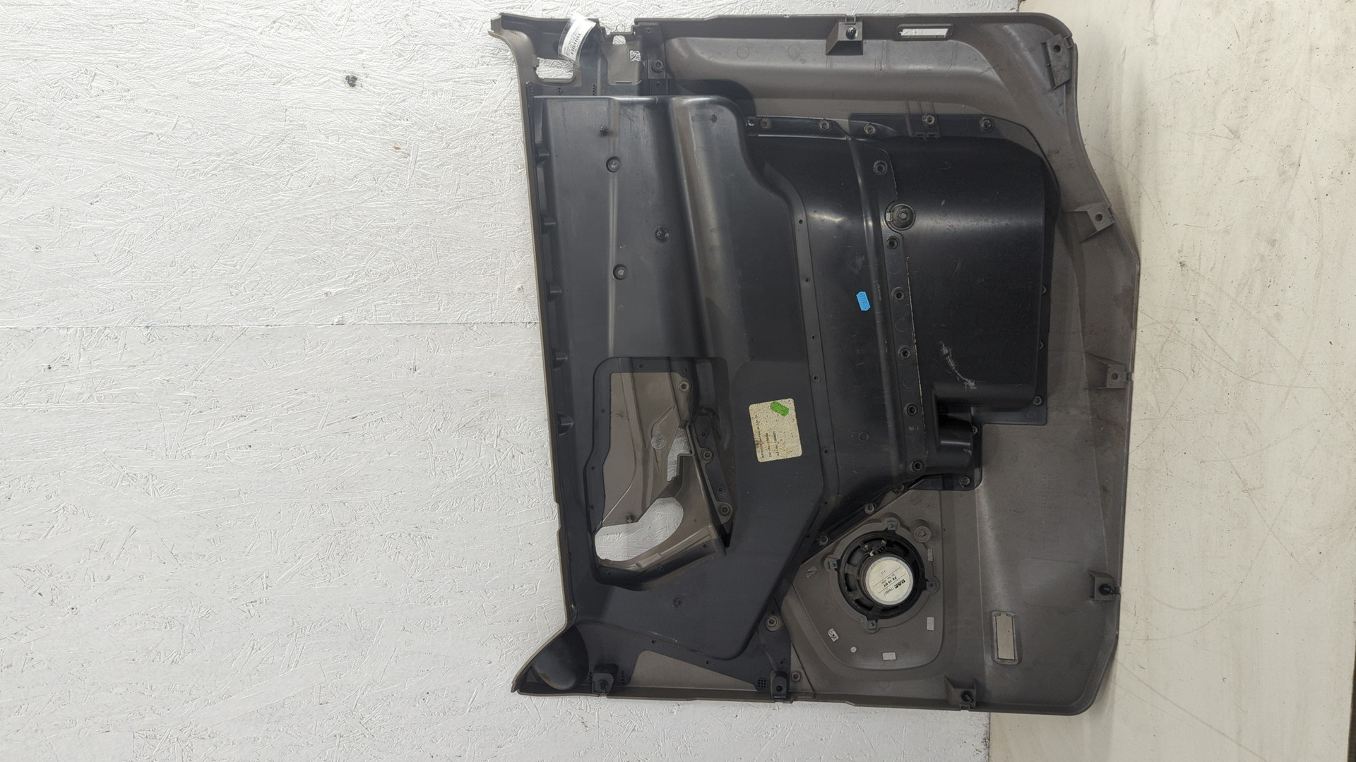 Обшивка двери передней левой