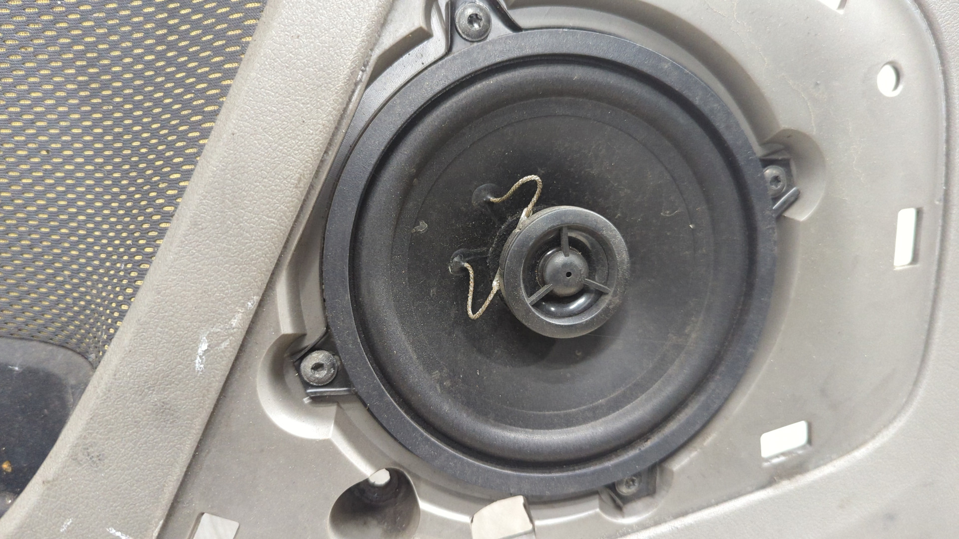 Обшивка двери передней левой